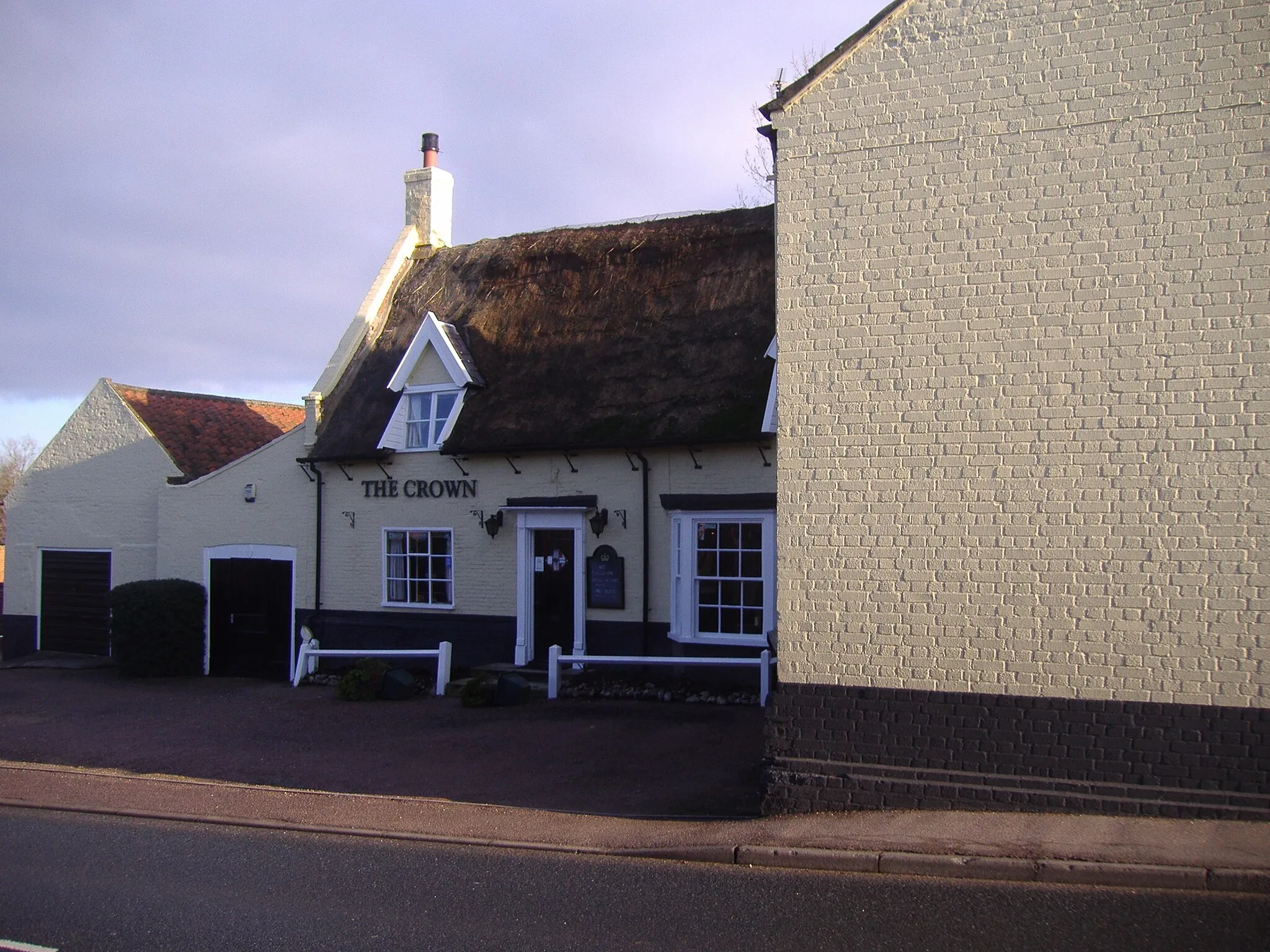 Photo showing: A Digital Photograph of the Crown Inn, Smallburgh, Norfolk Taken on the 12th January 2008 by Haydnaston (talk) 14:30, 12 January 2008 (UTC)