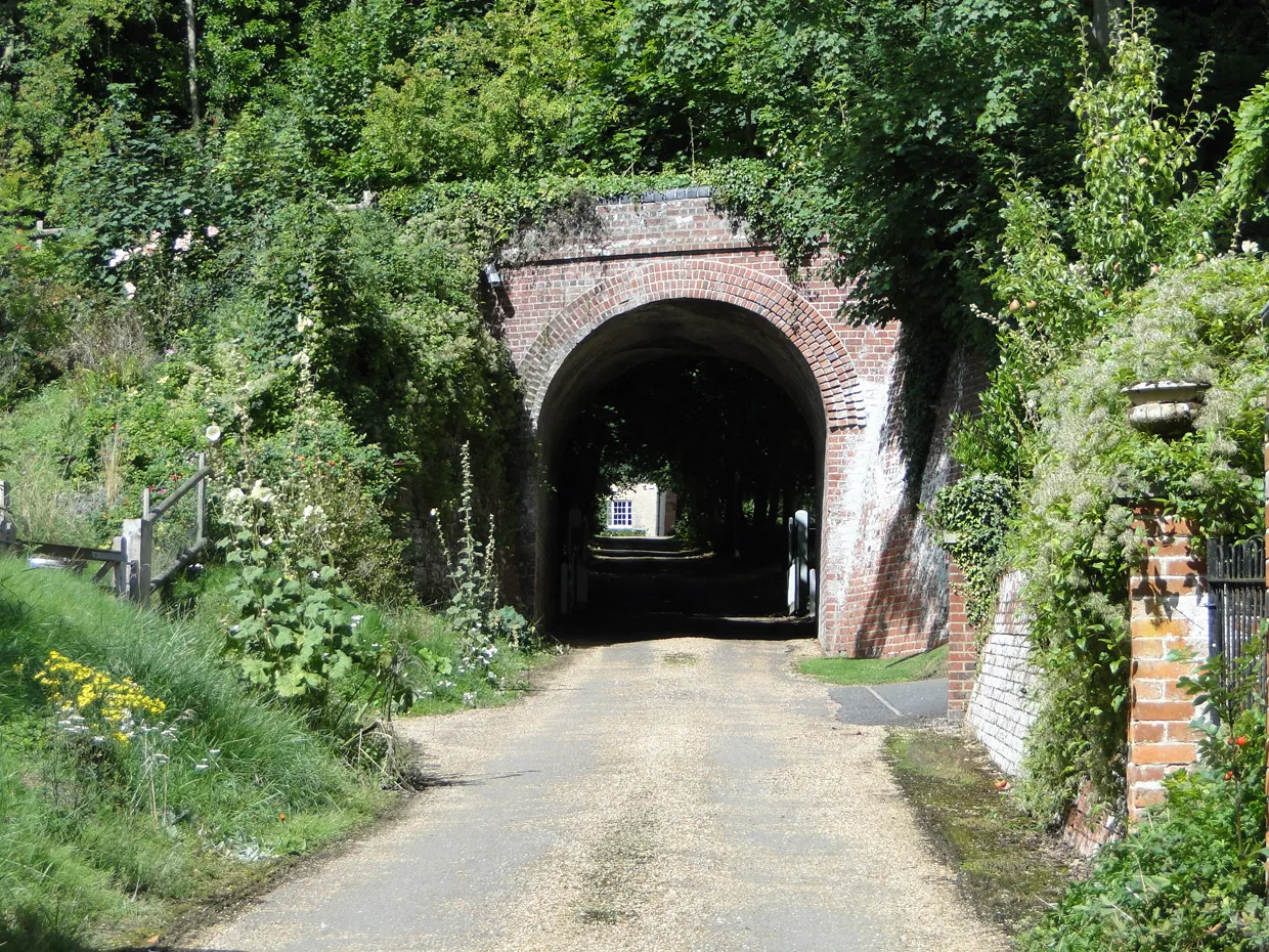 Photo showing: Floriston Hall, Wixoe under the railway arch
