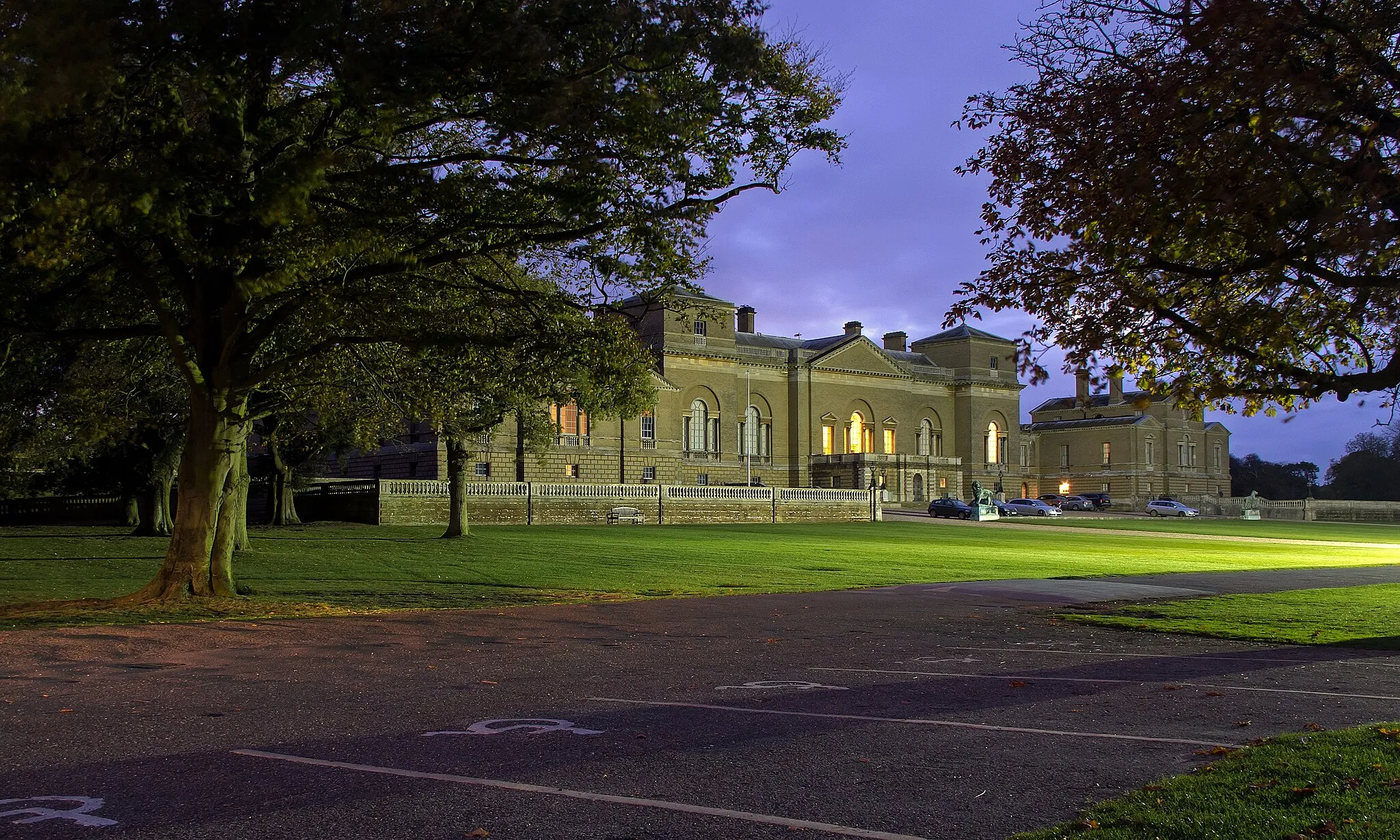 Photo showing: Holkham Hall at dusk