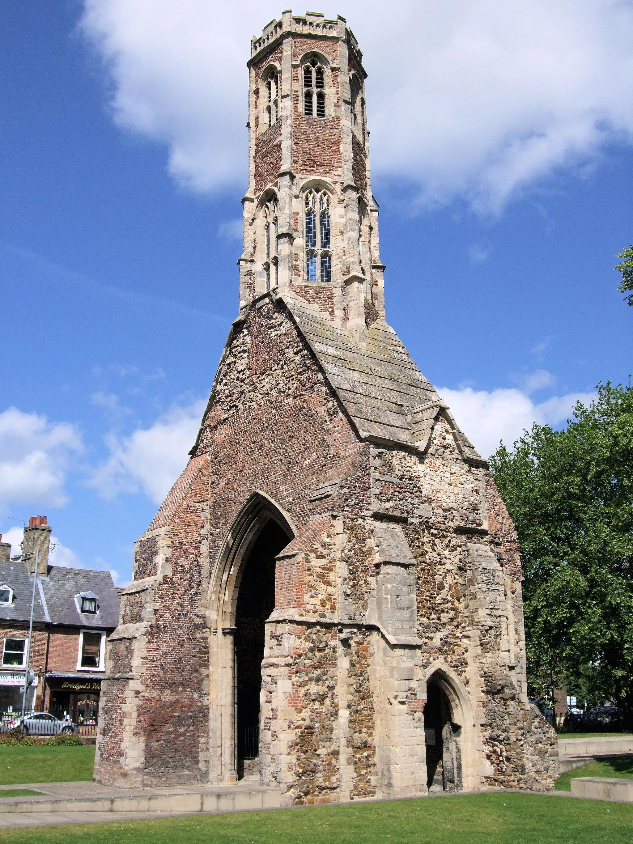 Photo showing: Greyfriars Tower is the last significant remaining part of a friary established in the 1230's by a commnity of Franciscan Friars