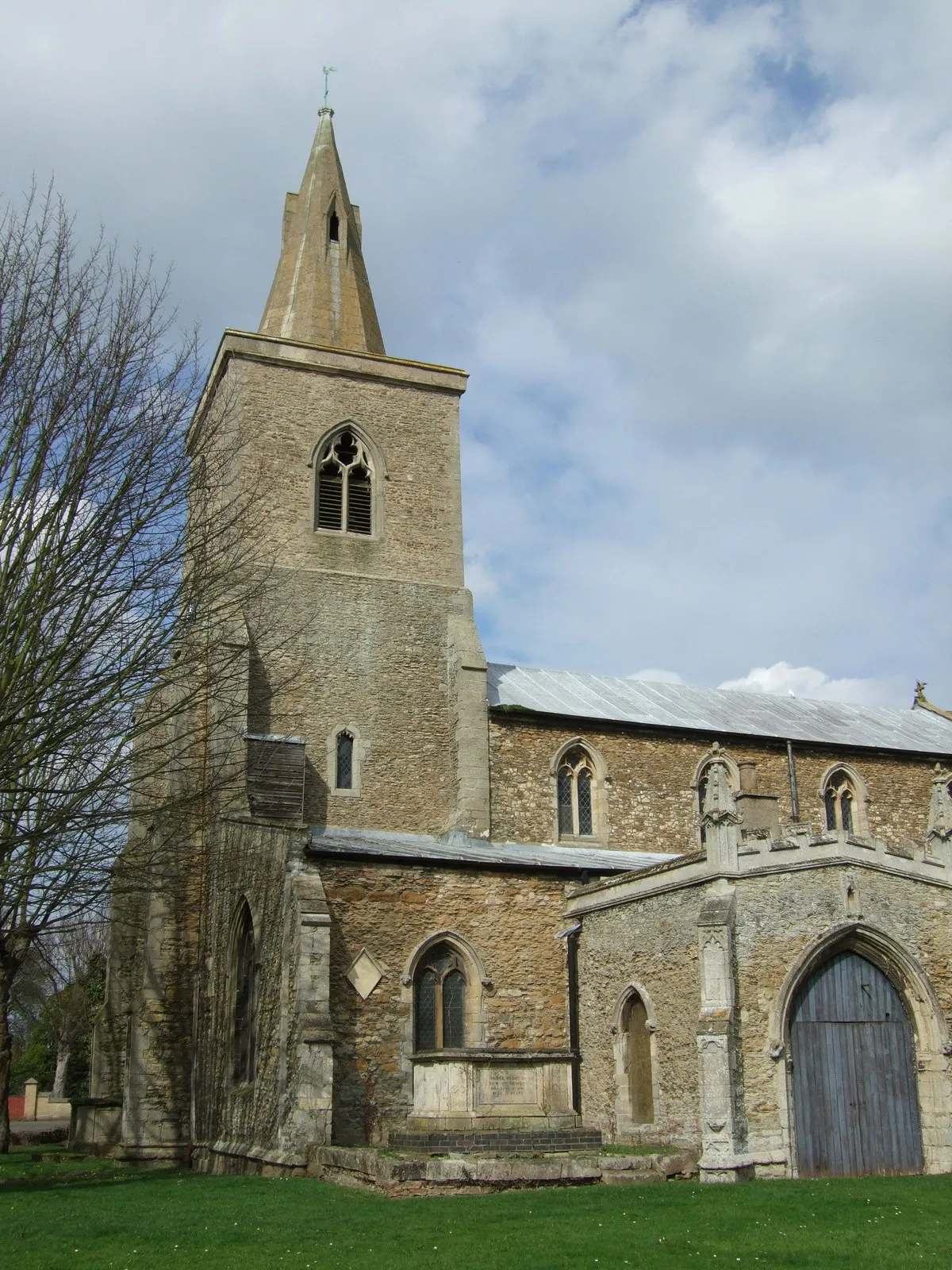 Photo showing: West tower, spire and south porch of St Mary's parish church, Doddington, Cambridgeshire, seen from the southwest