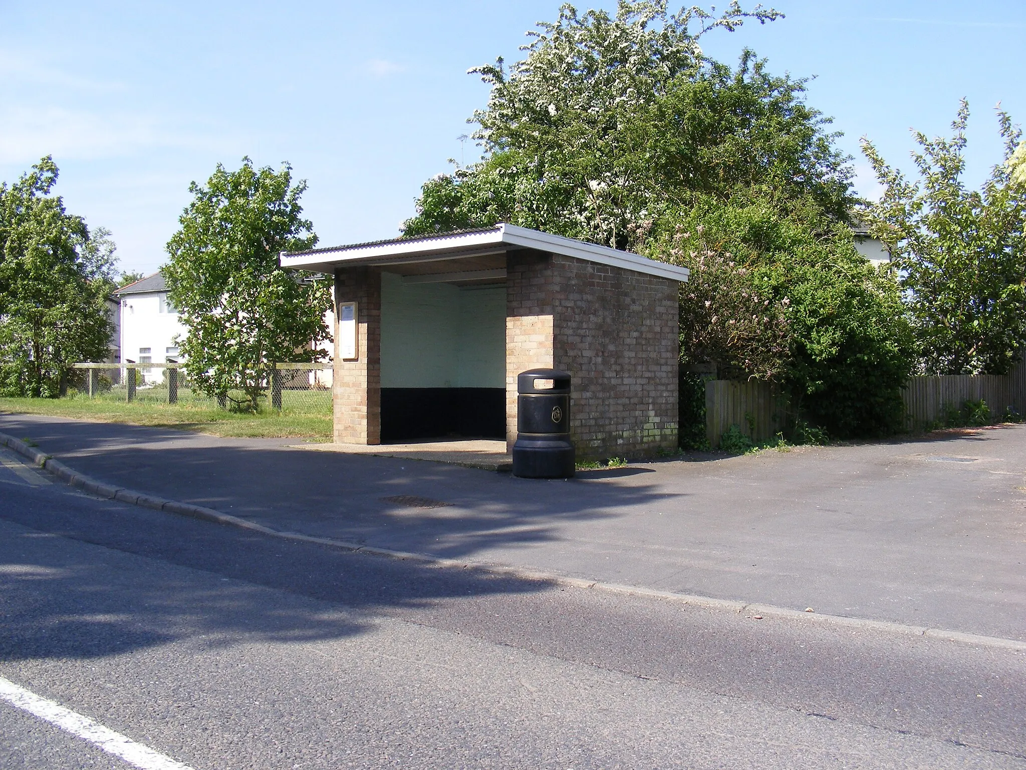 Photo showing: Bus Shelter, Hilton