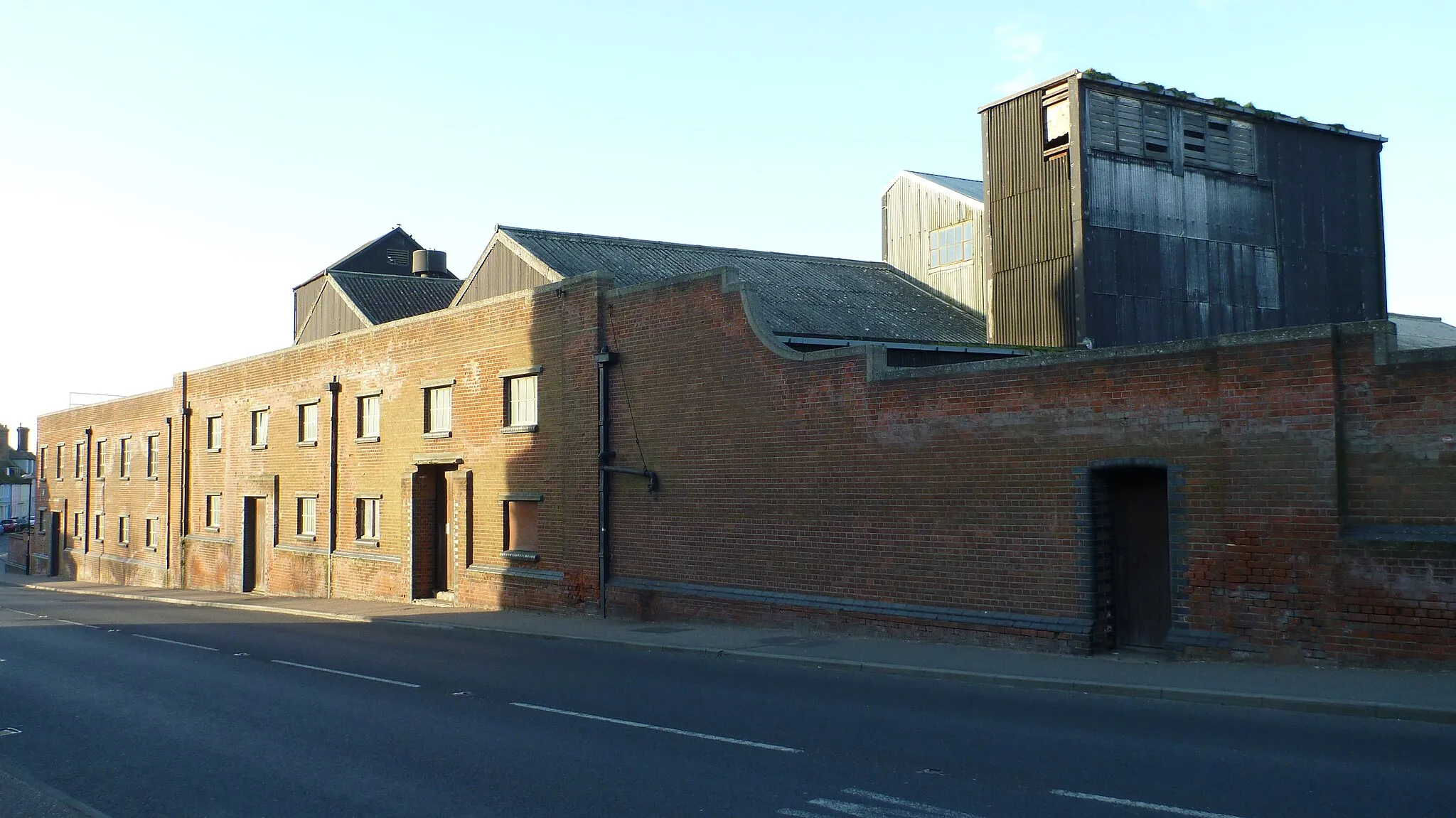 Photo showing: Thorn Quay Warehouse, Mistley, UK. View along road side.