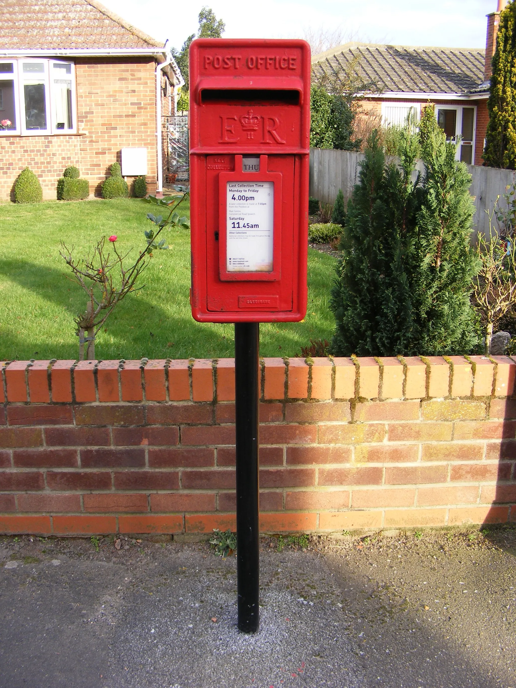 Photo showing: 2 Holly Lane Postbox