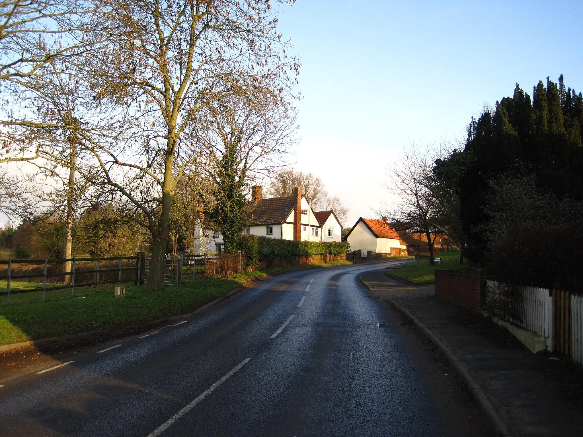 Photo showing: Looking towards Manor Farm, Tuddenham St Martin