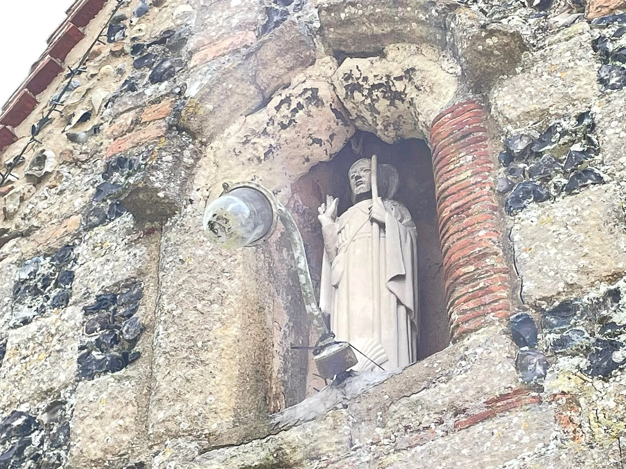 Photo showing: Chequered flintwork above church doorway of St James the Great Church, Great Ellingham