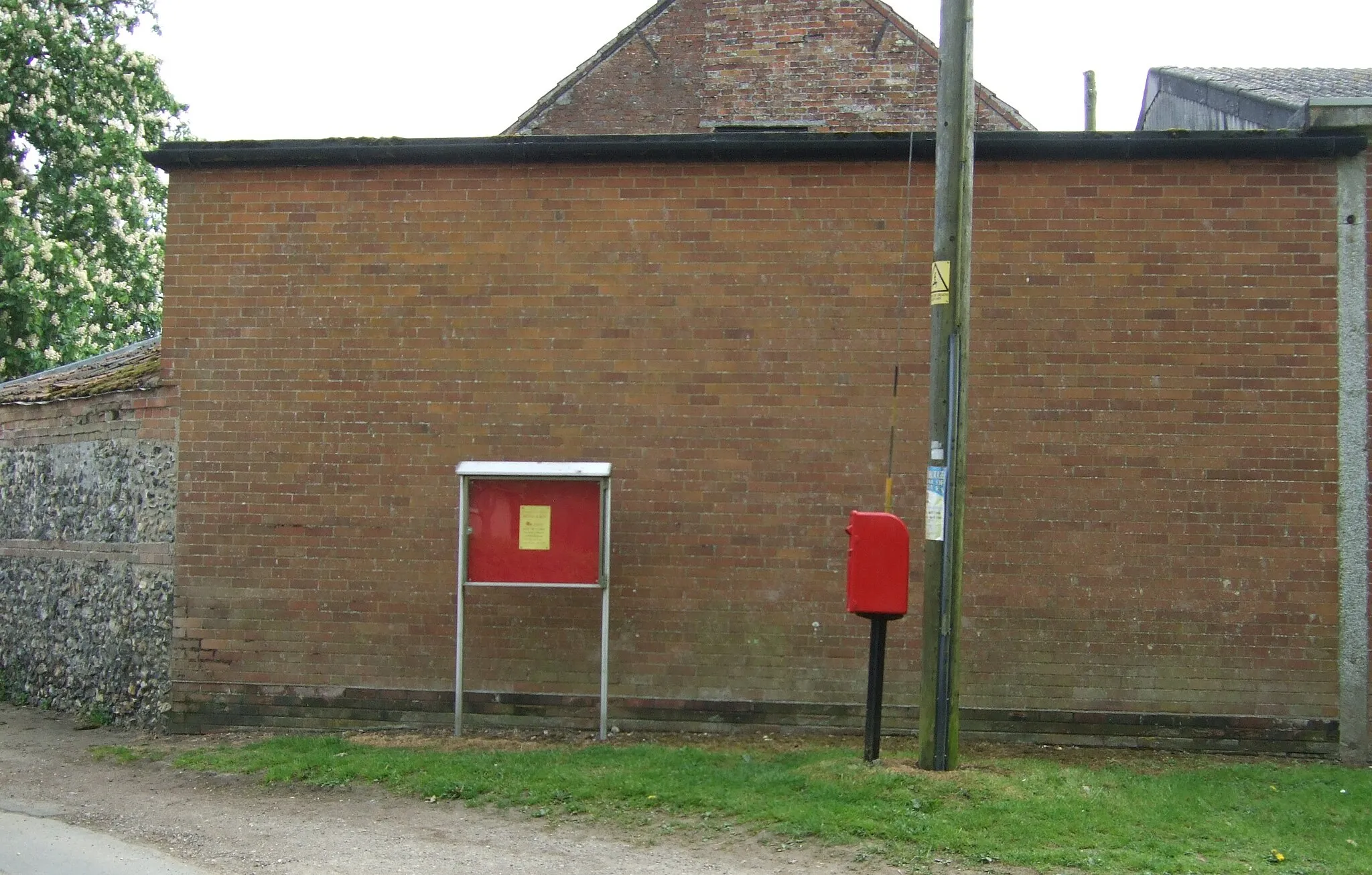 Photo showing: Elizabeth II postbox on The Green, Little Ellingham