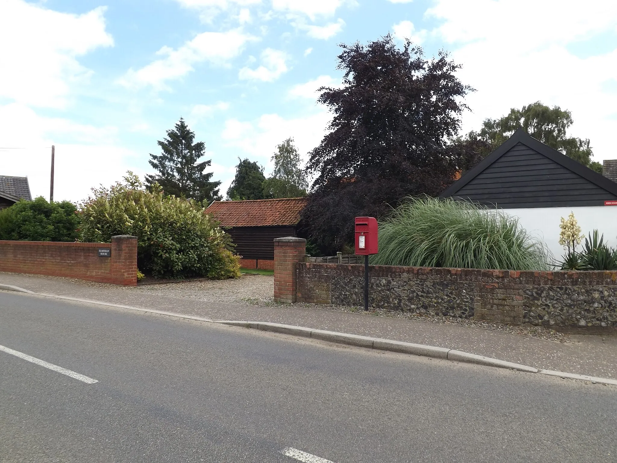 Photo showing: Church Road Postbox