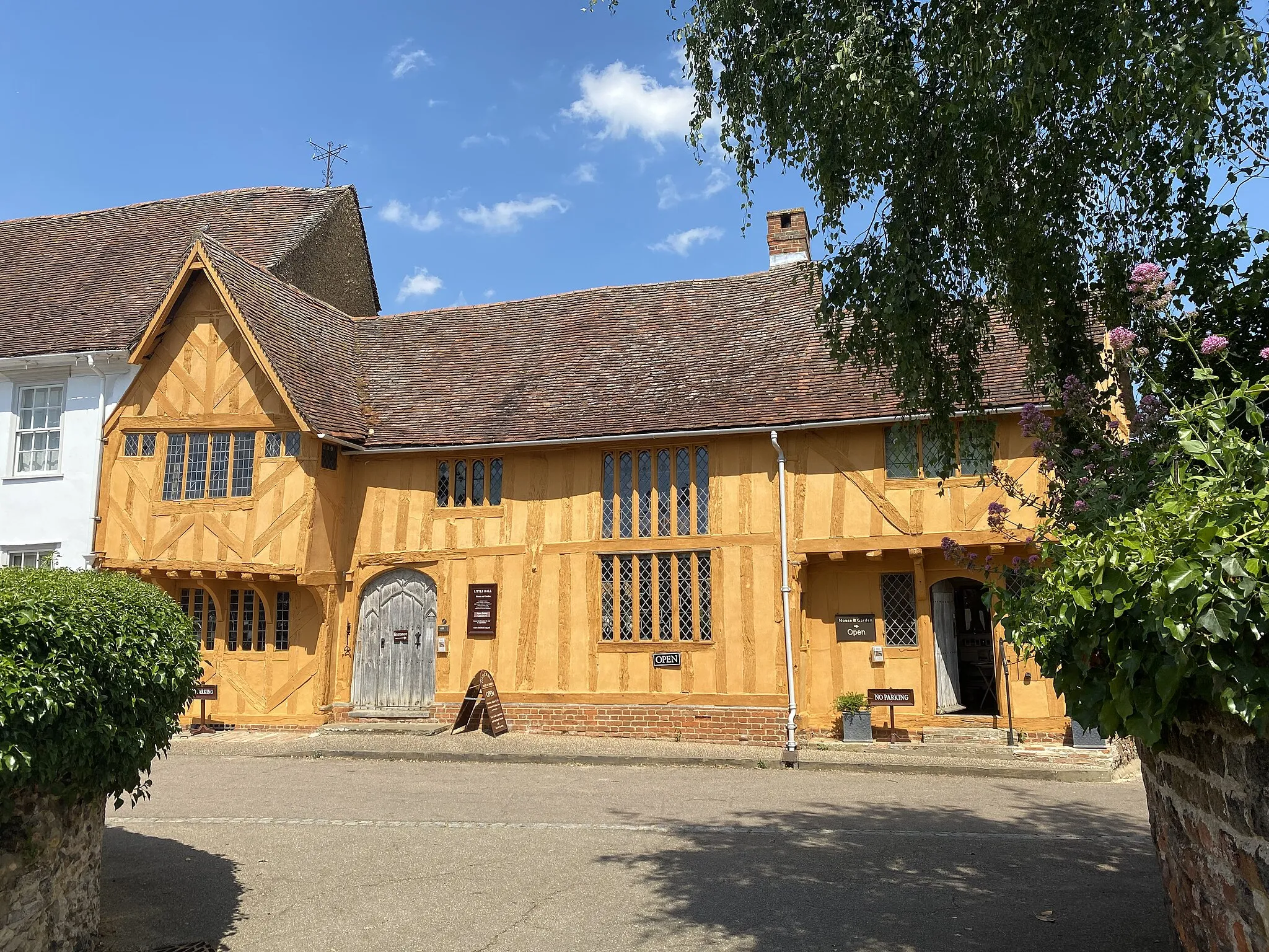 Photo showing: Built is a wool merchant's house in the late 14th century, the Little Hall in Lavenham is a timber-framed building in the village's Market Place. In the 20th century, it was home to the Gayer-Anderson brothers, who housed their collection of Egyptian artefacts here.