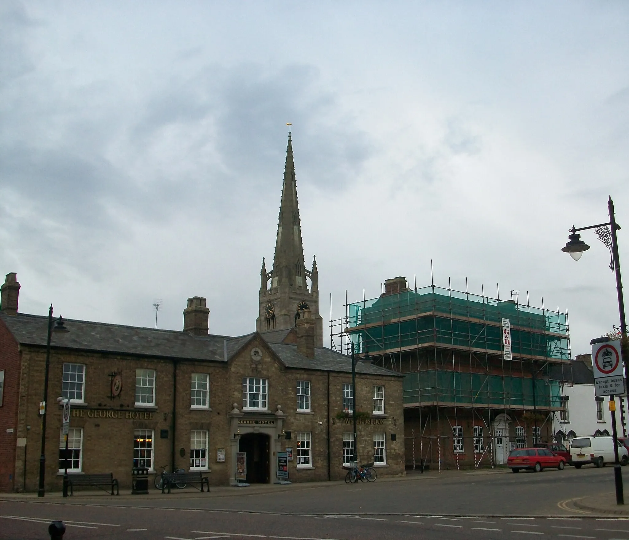 Photo showing: The George Hotel, open as a Wetherspoons pub, The Old Post Office during restoration, and number 12 Market Place prior to restoration.