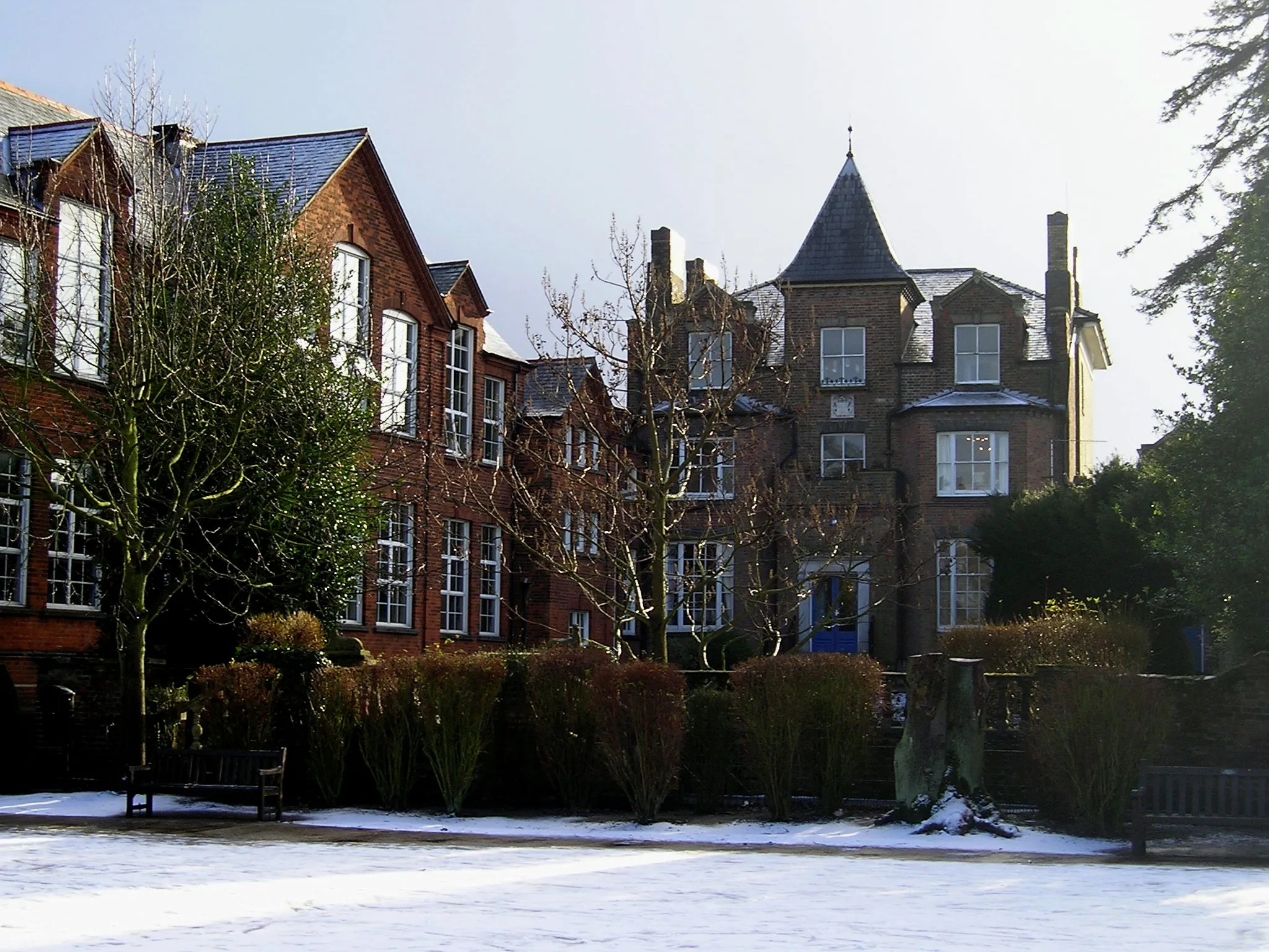 Photo showing: The back of Wisbech Grammar School's main house (Harecroft House) taken circa 2005 by Robert Weedon.