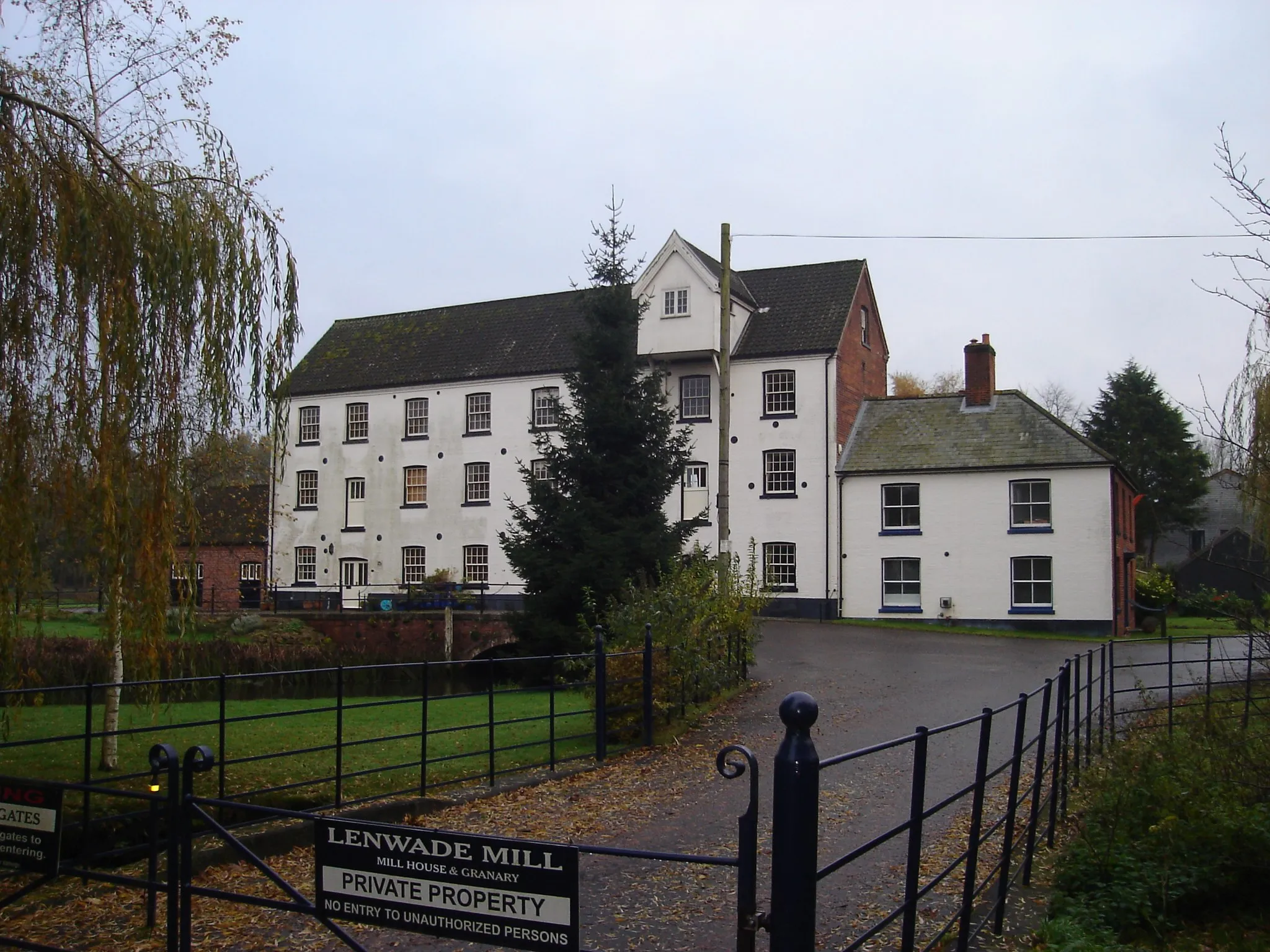 Photo showing: Photo of Lenwade Mill, Lenwade, Norfolk