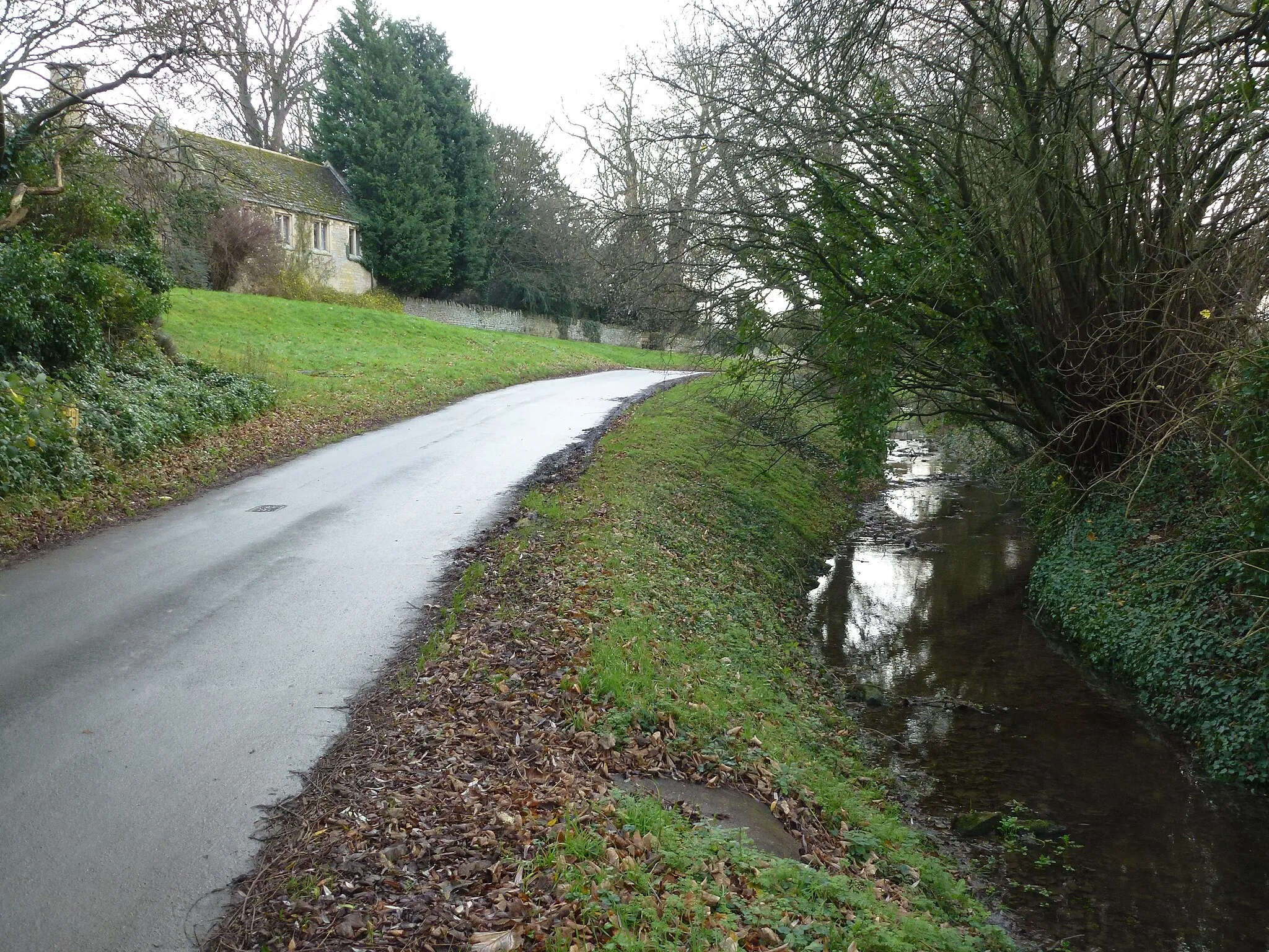 Photo showing: Lane and dike in Barnwell, Northamptonshire