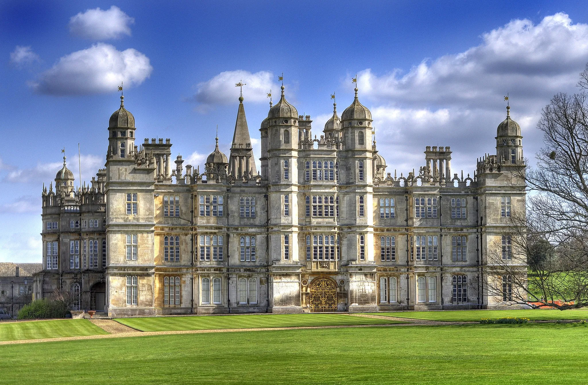 Photo showing: The front of Burghley House in Peterborough