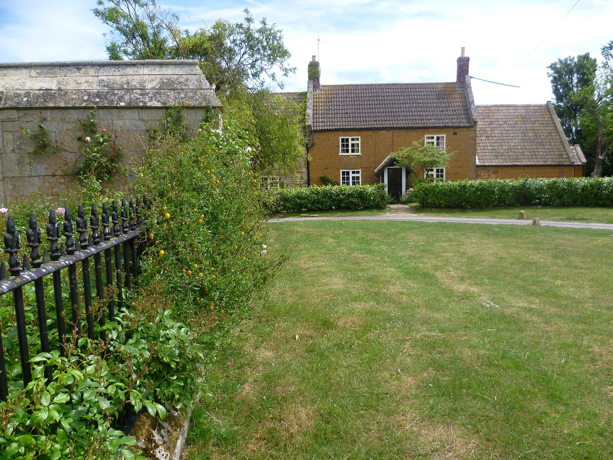 Photo showing: The green at Thorpe by Water