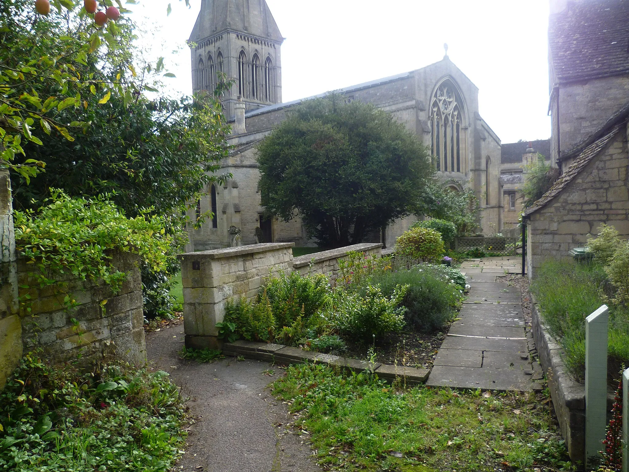 Photo showing: An entrance to Ketton Churchyard