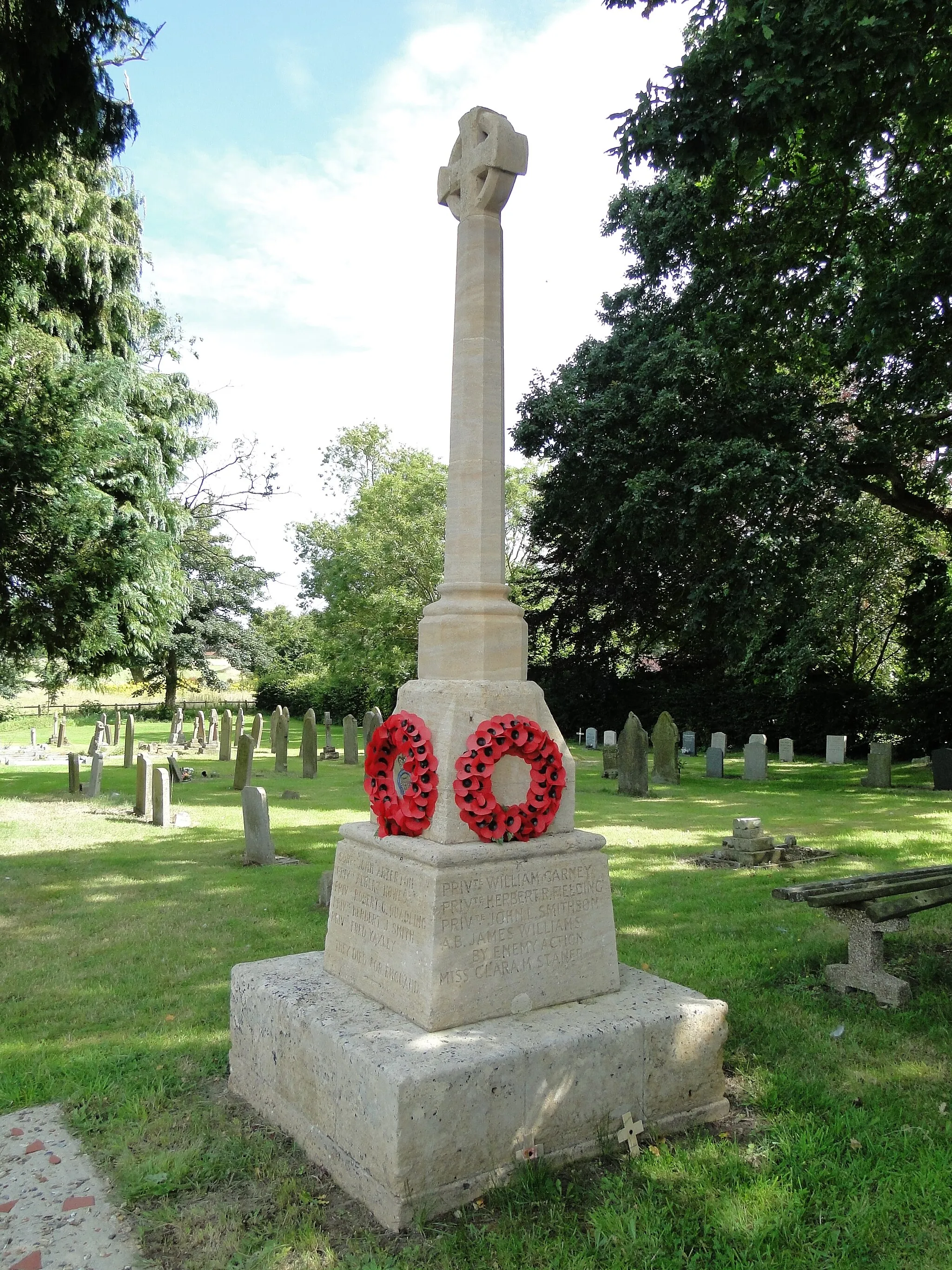 Photo showing: Lammas War Memorial in the churchyard