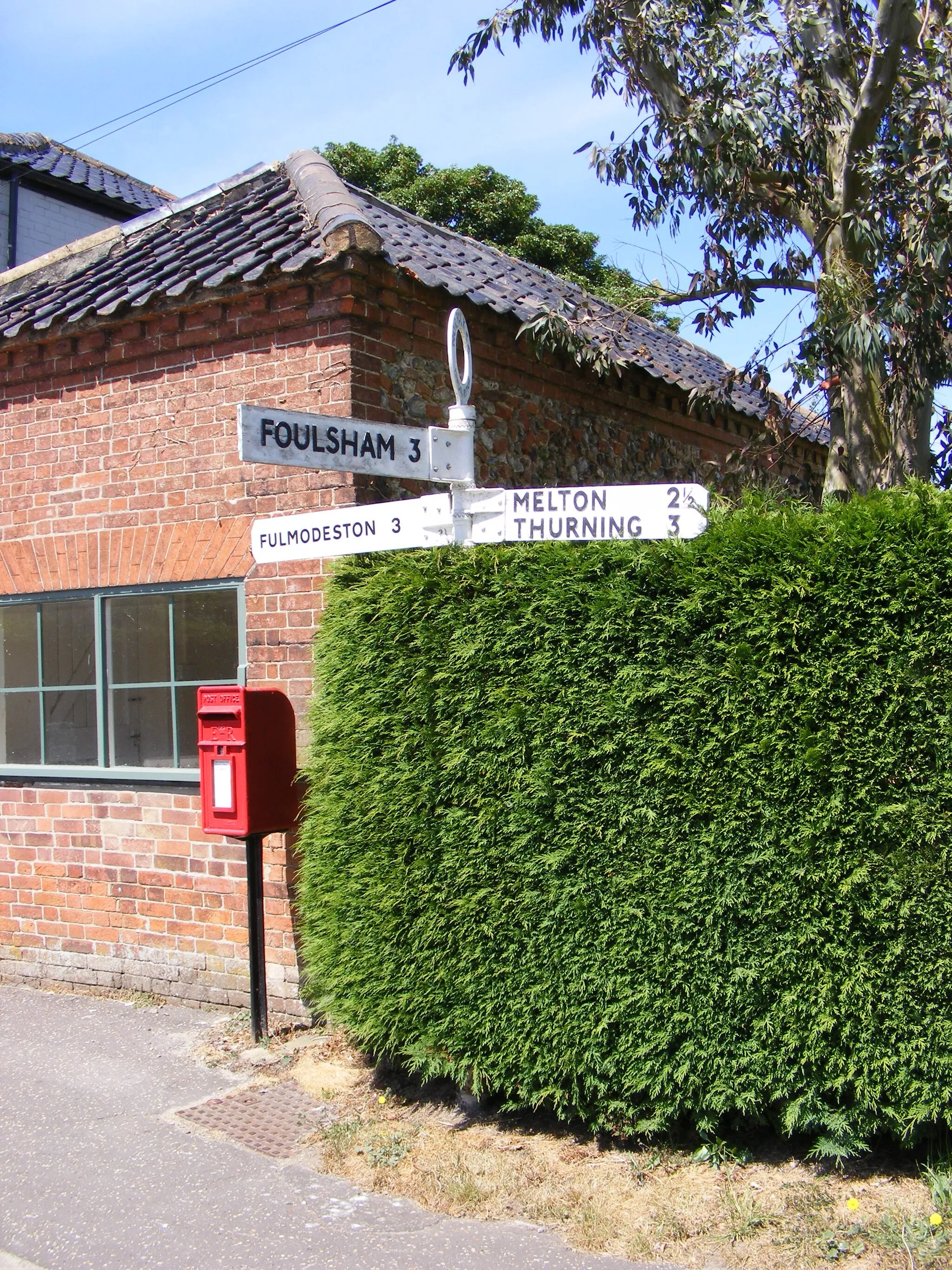 Photo showing: The Street Postbox & Roadsign