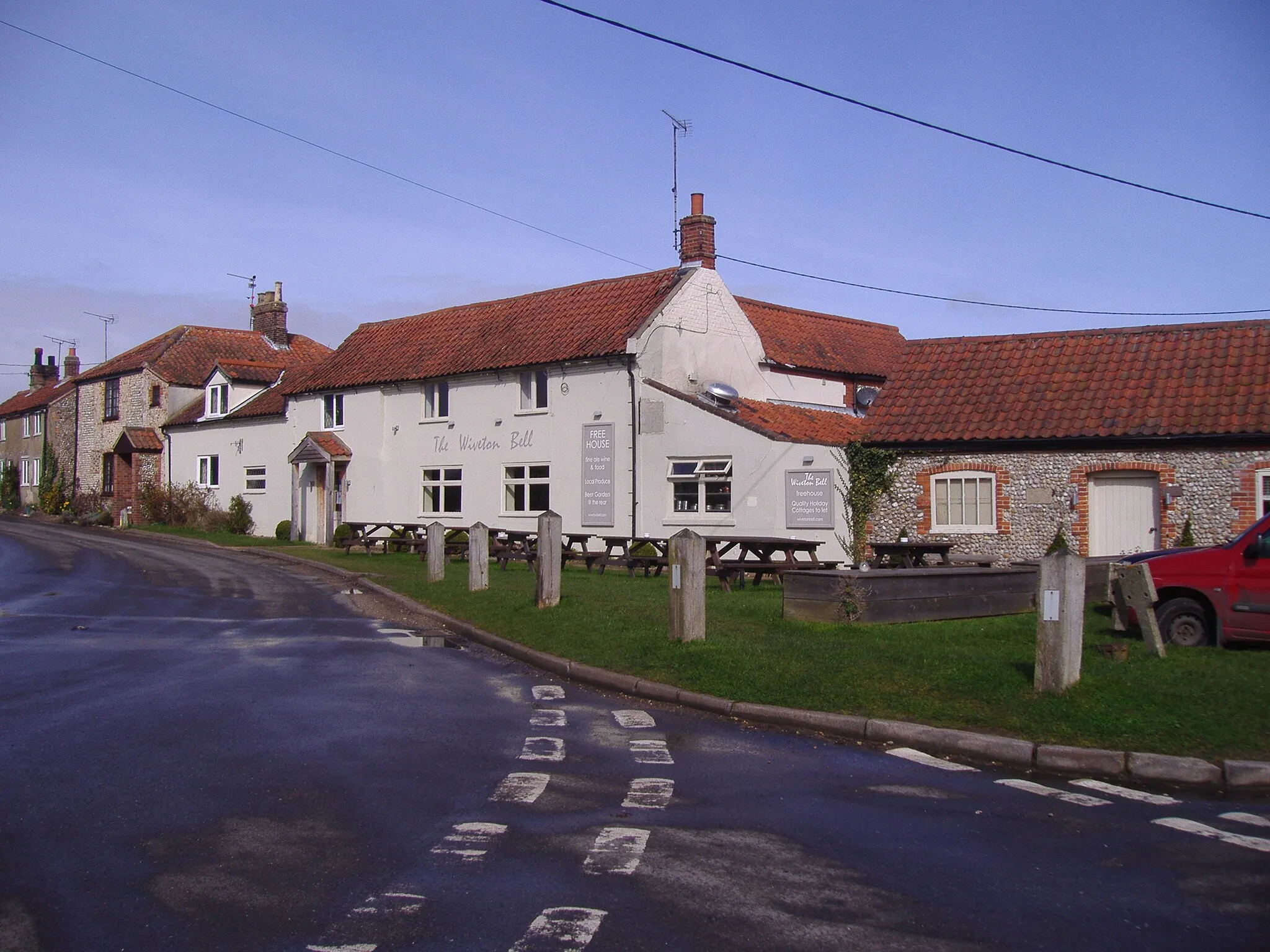 Photo showing: The Bell Public House, Wiveton, Norfolk
