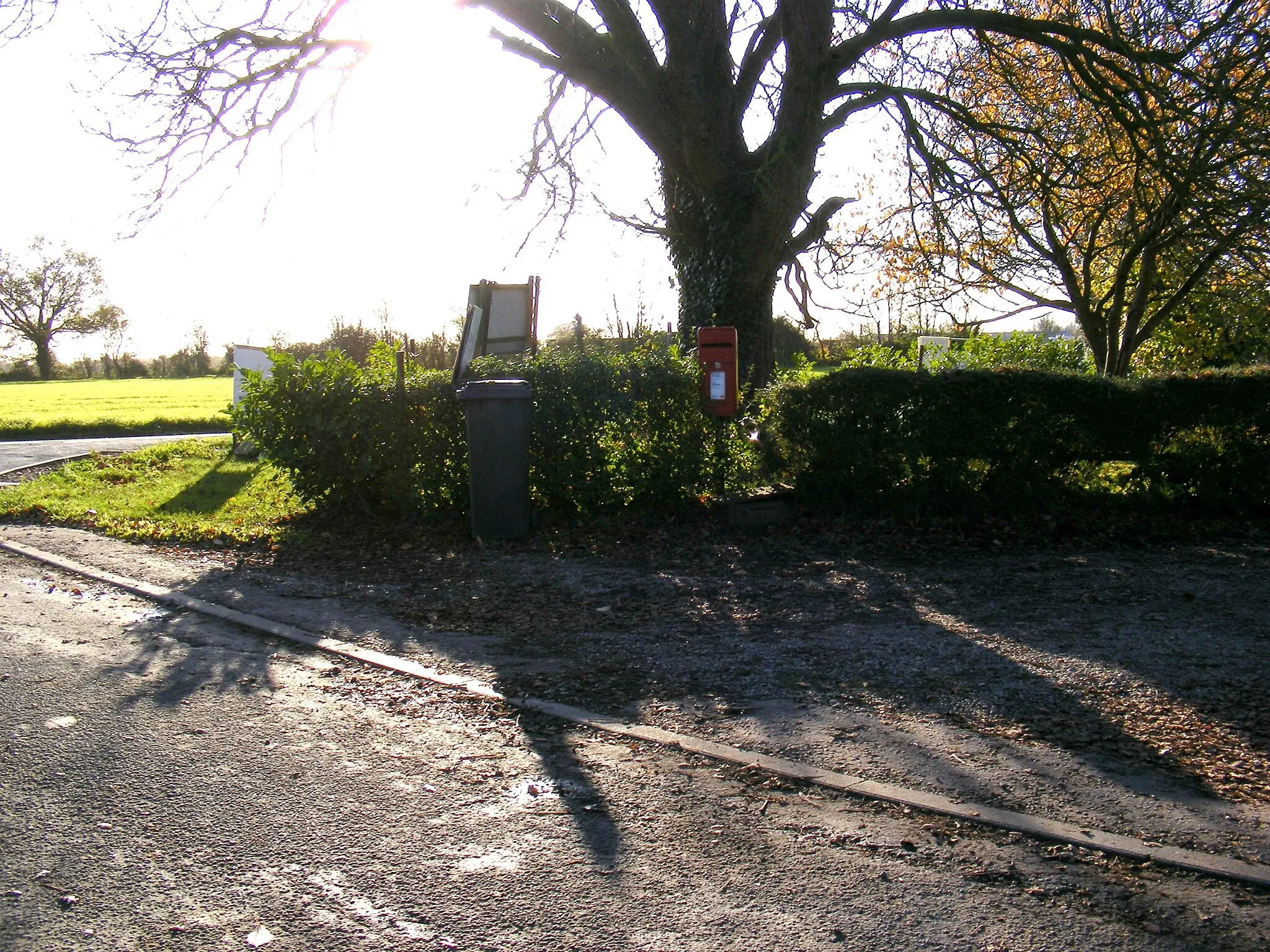 Photo showing: Ashfield Green Postbox