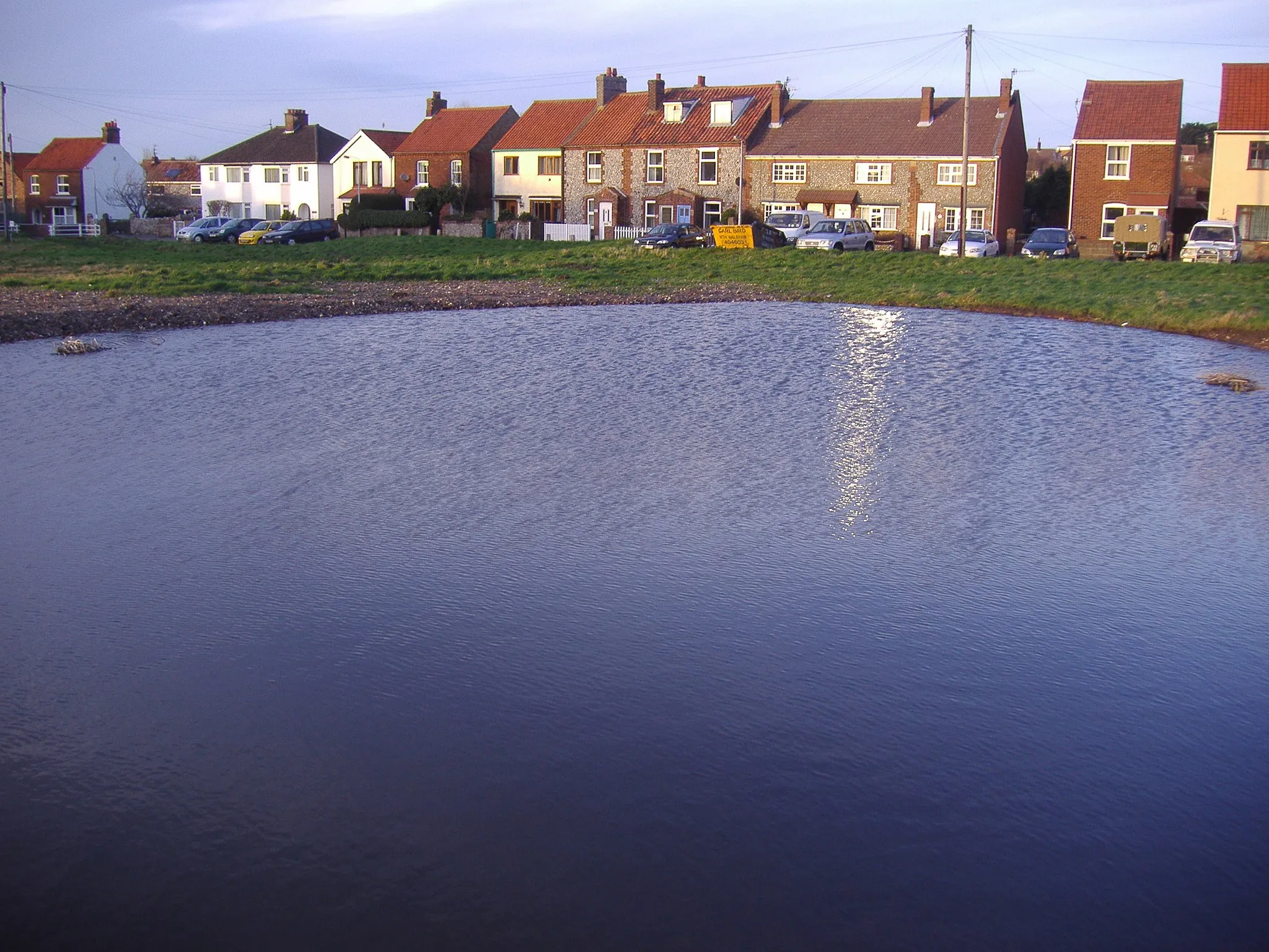 Photo showing: A Digital Photograph of the Dew Pond on Beeston Regis Common, Taken by Stavros1 (talk) 19:33, 2 February 2008 (UTC) on the 2 February 2008