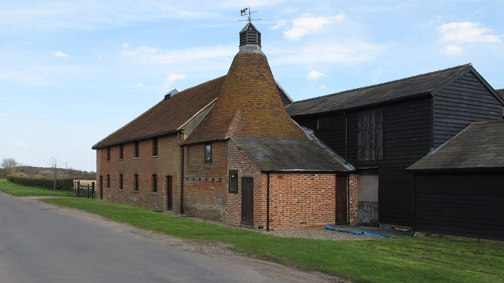 Photo showing: Maltings (listed building) near Gower's Farm, Tumbler's Green