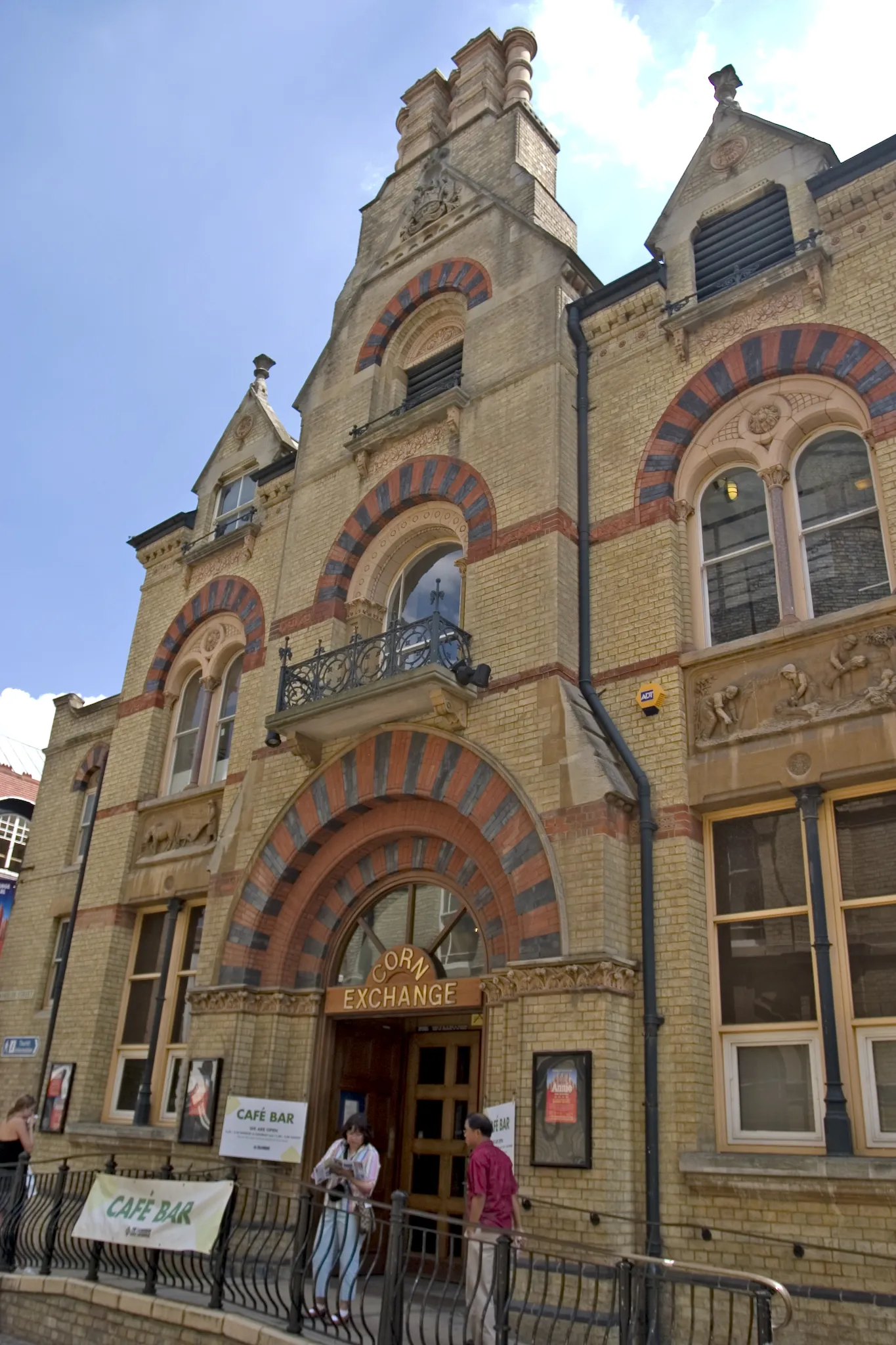 Photo showing: Cambridge Corn Exchange photographed by Lin Mei, July 2006. source