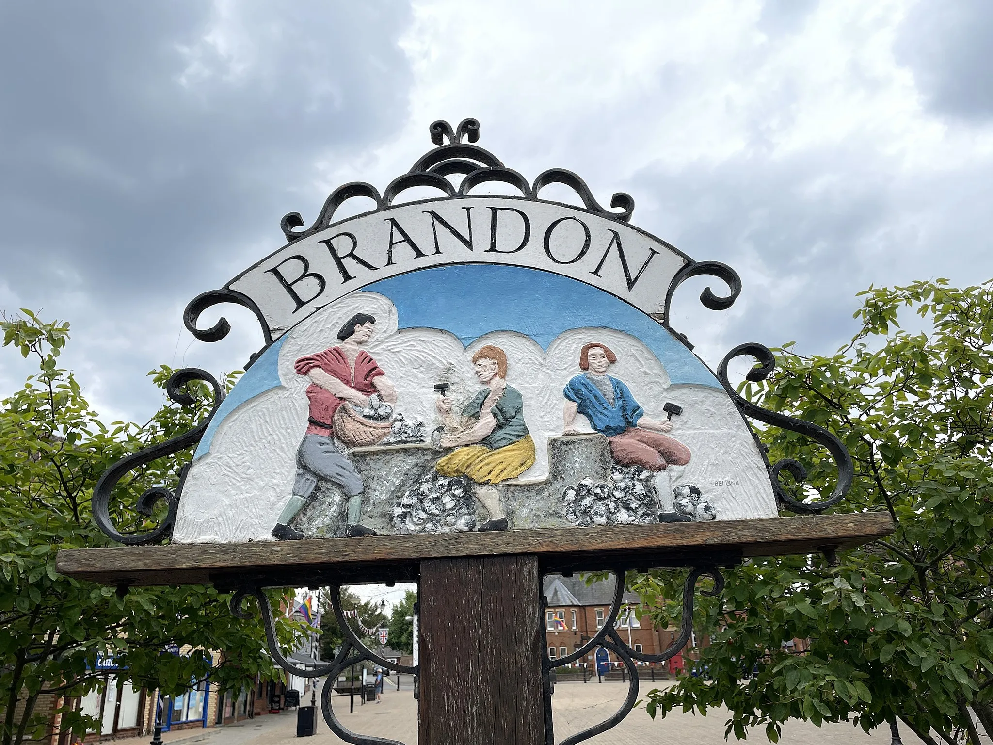 Photo showing: Town sign for Brandon depicting flint making for building. Brandon is situated near Grimes graves, a neolithic flint mine