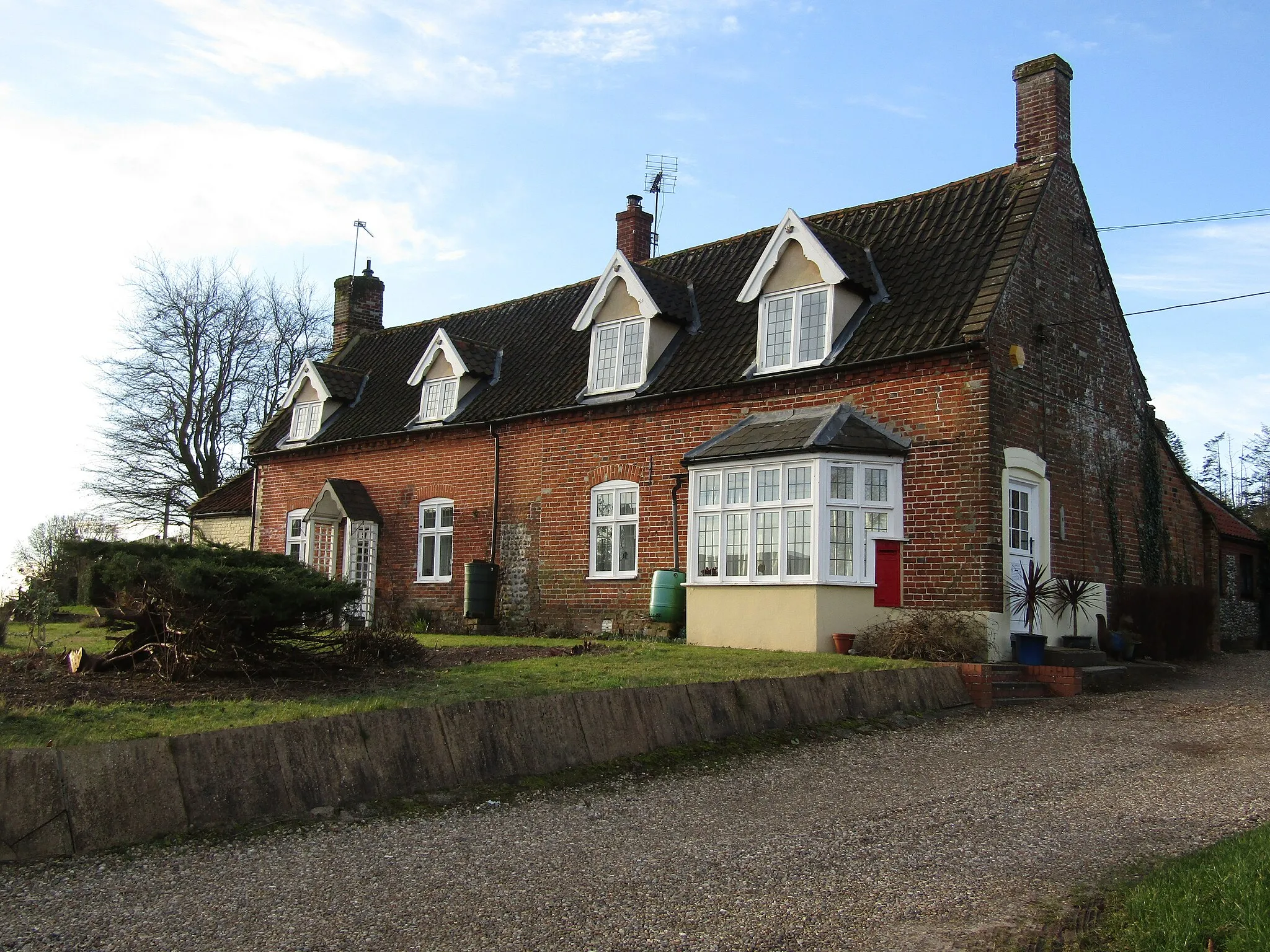 Photo showing: A row of cottages on the south west side of the village green in the village of Thorpe Market, Norfolk, England.