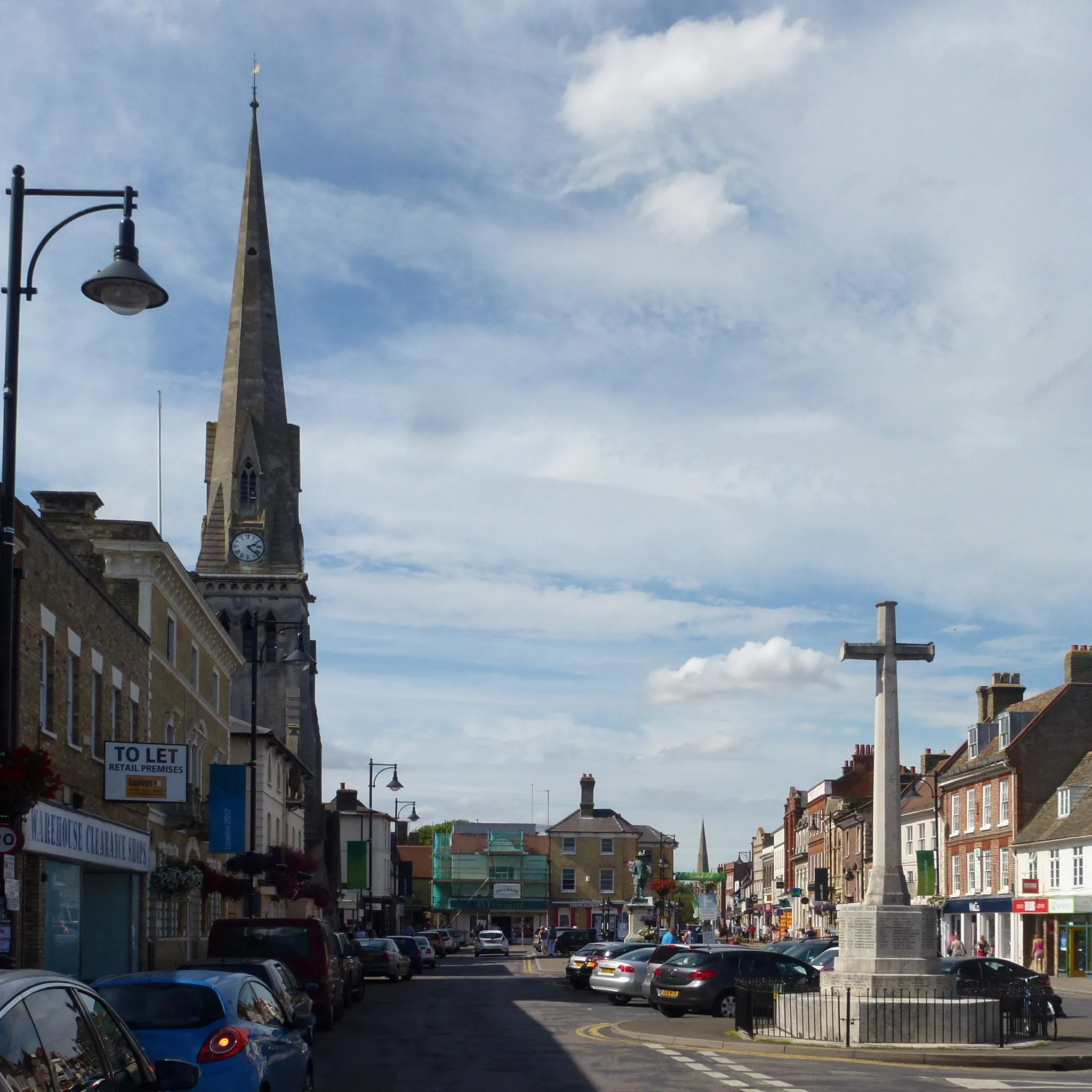 Photo showing: Market Hill, St Ives, Cambridgeshire (formerly Huntingdonshire). On the left is the spire of the free church. On the right is the war memorial.