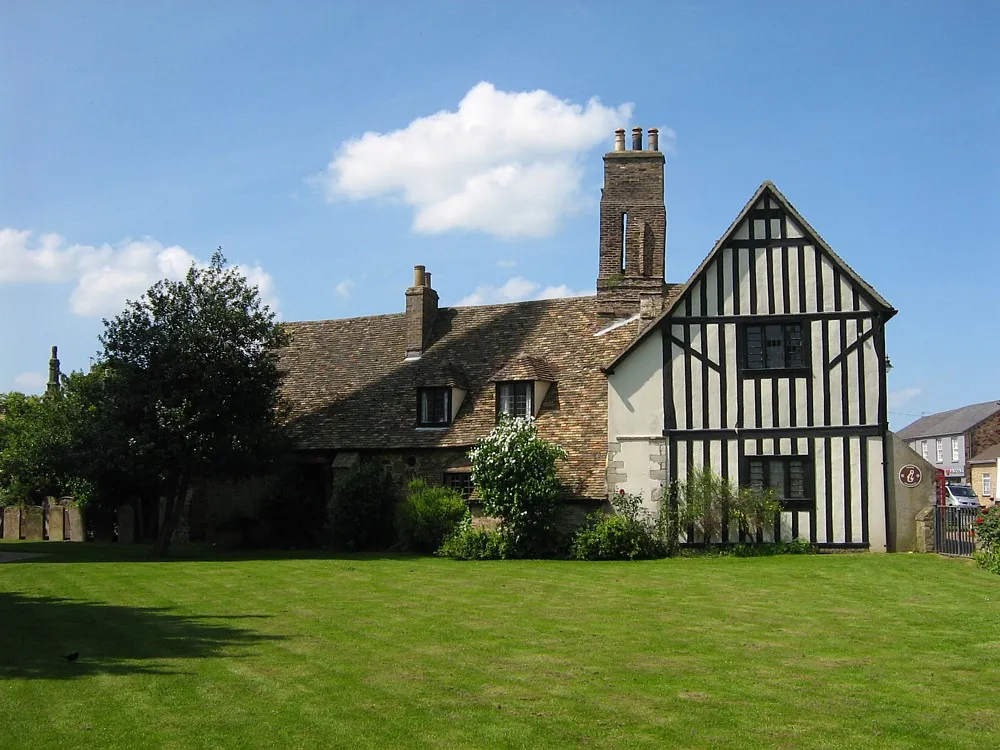 Photo showing: Oliver Cromwell House viewed from St Mary's churchyard (Tourist information and museum). Taken by gwendraith 1st June 2007