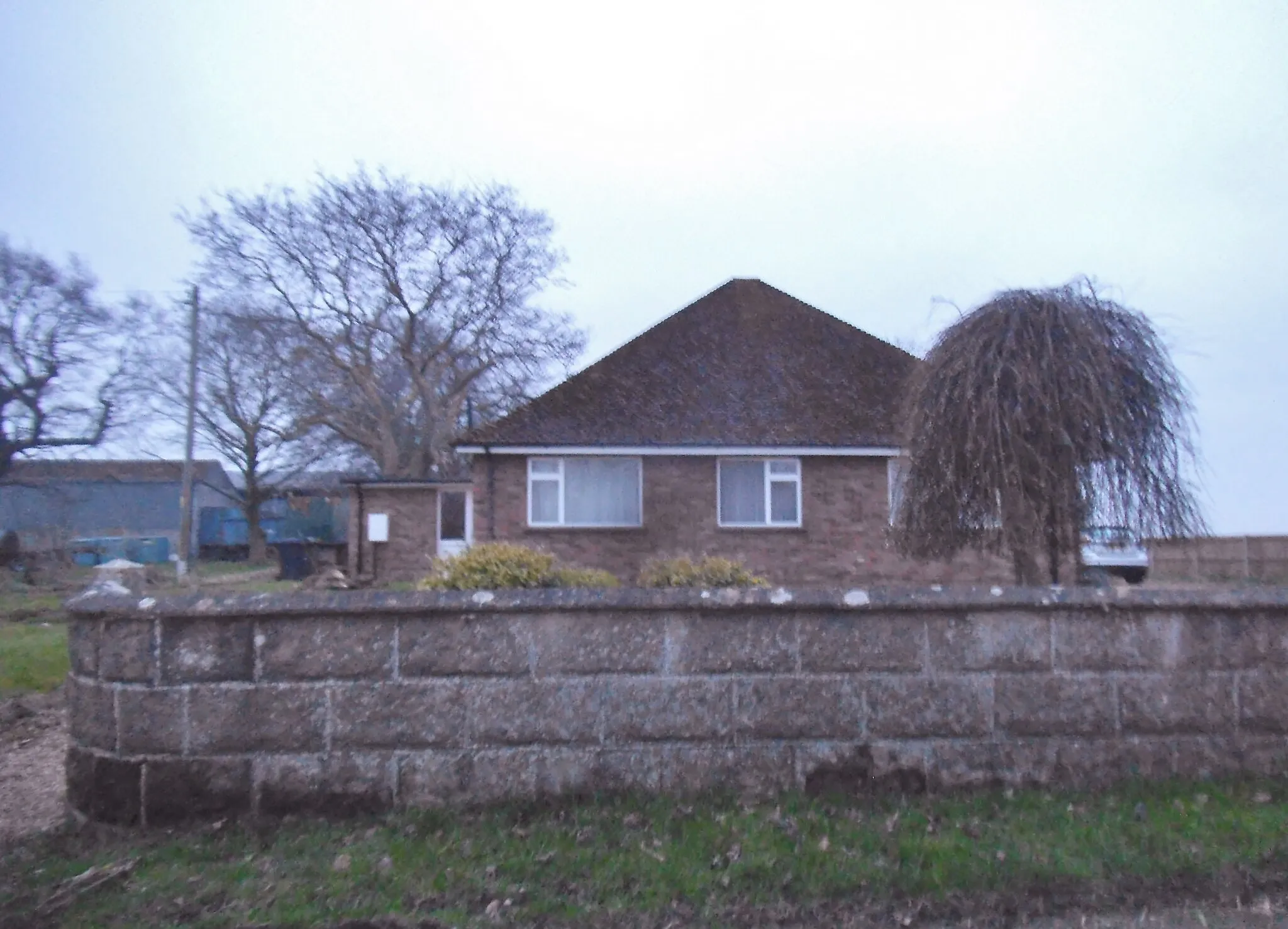 Photo showing: Bungalow on  Stow Bedon Road, Caston