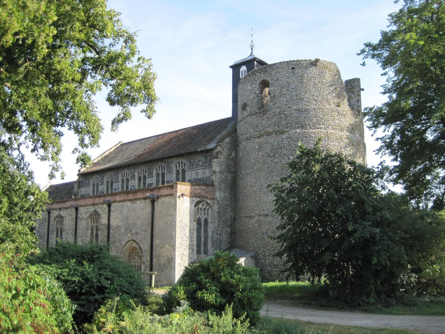 Photo showing: St Mary's Church, Wortham, Suffolk. A round tower church.