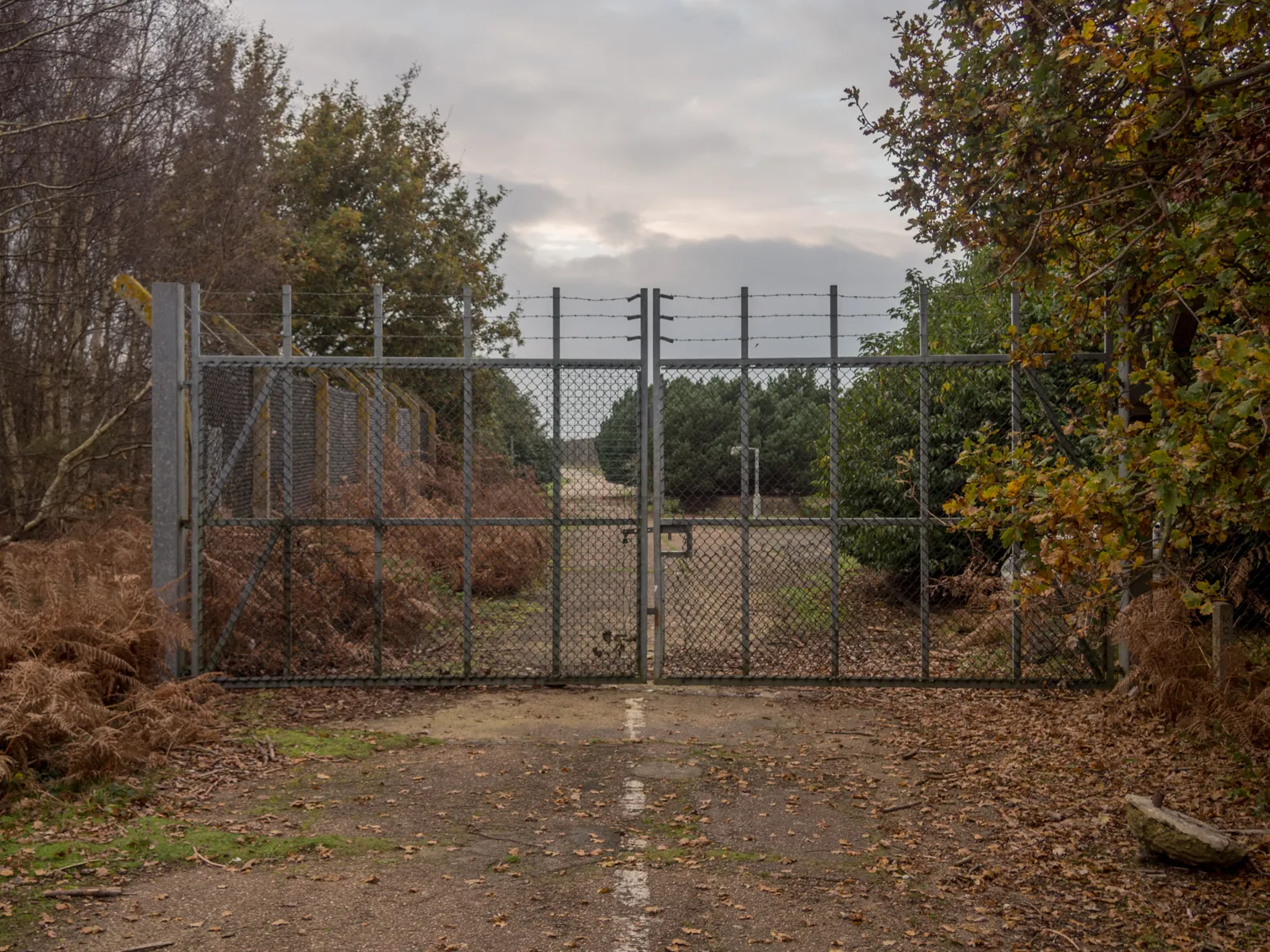 Photo showing: The East Gate at RAF Woodbridge, where the Rendlesham Forest UFO incident began