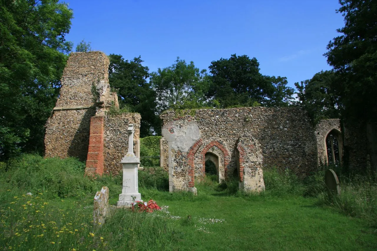 Photo showing: The ruin of St Mary's parish church, Tivetshall St Mary, Norfolk