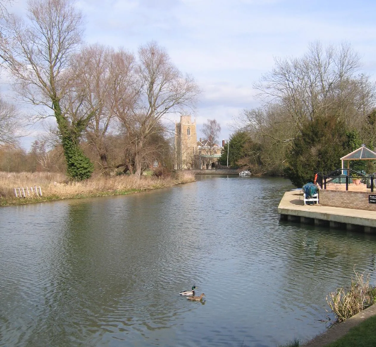 Photo showing: The church of St James, Hemingford Grey, Cambridgeshire, alongside the Great Ouse river.