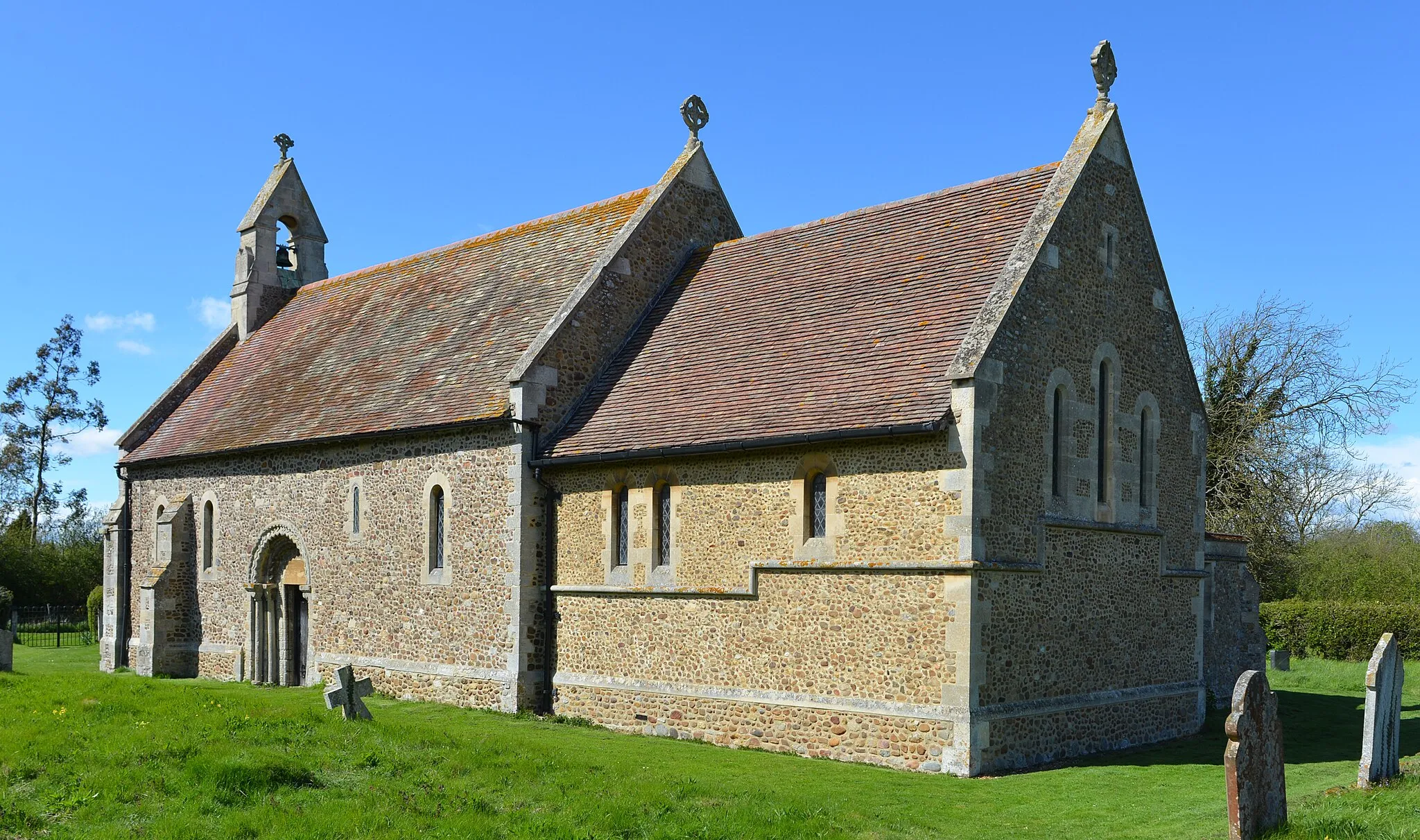 Photo showing: St Michael church Toseland, Cambridgeshire, viewed from the southeast April 2016