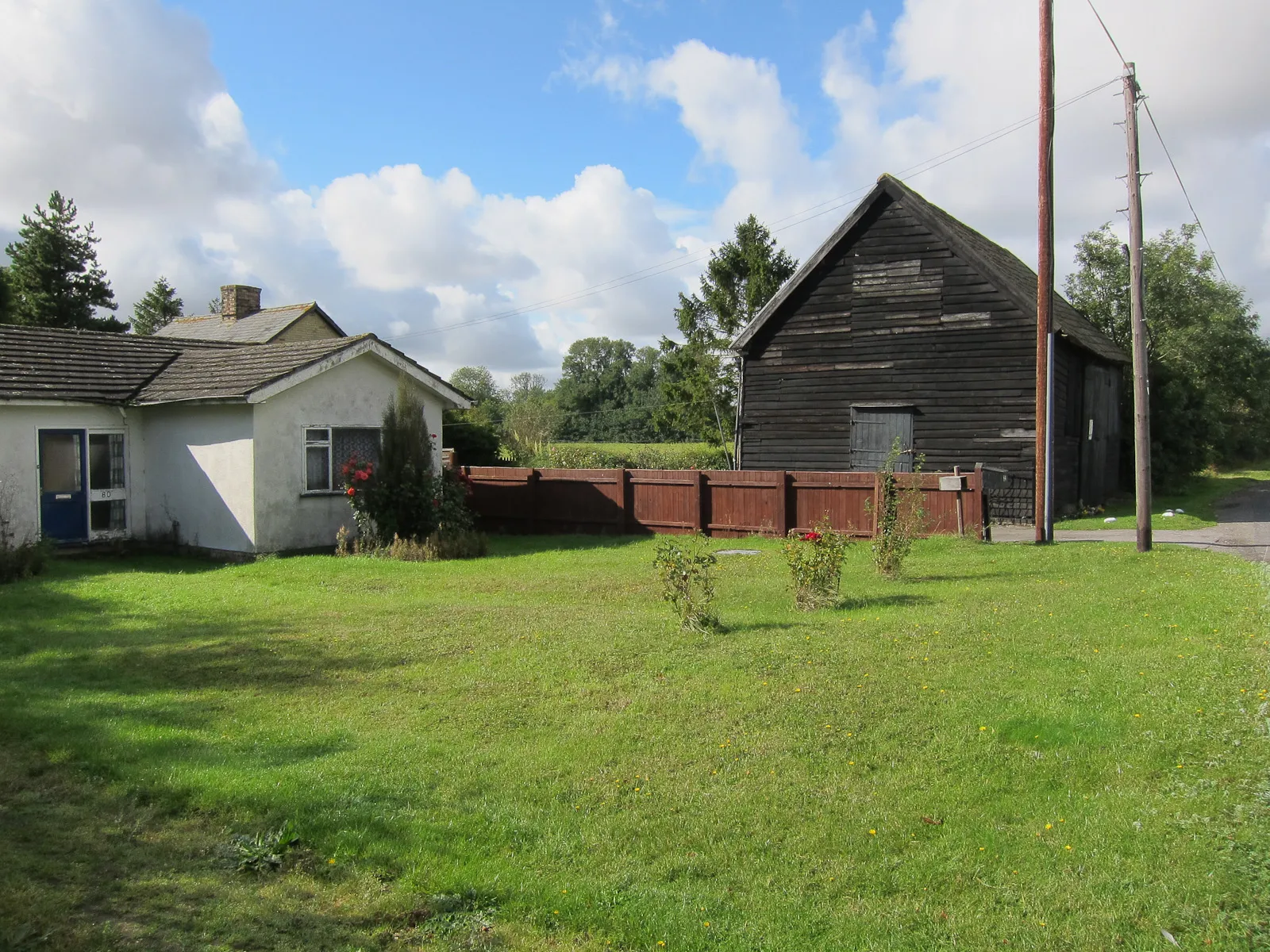 Photo showing: Cottage and barn, Toseland