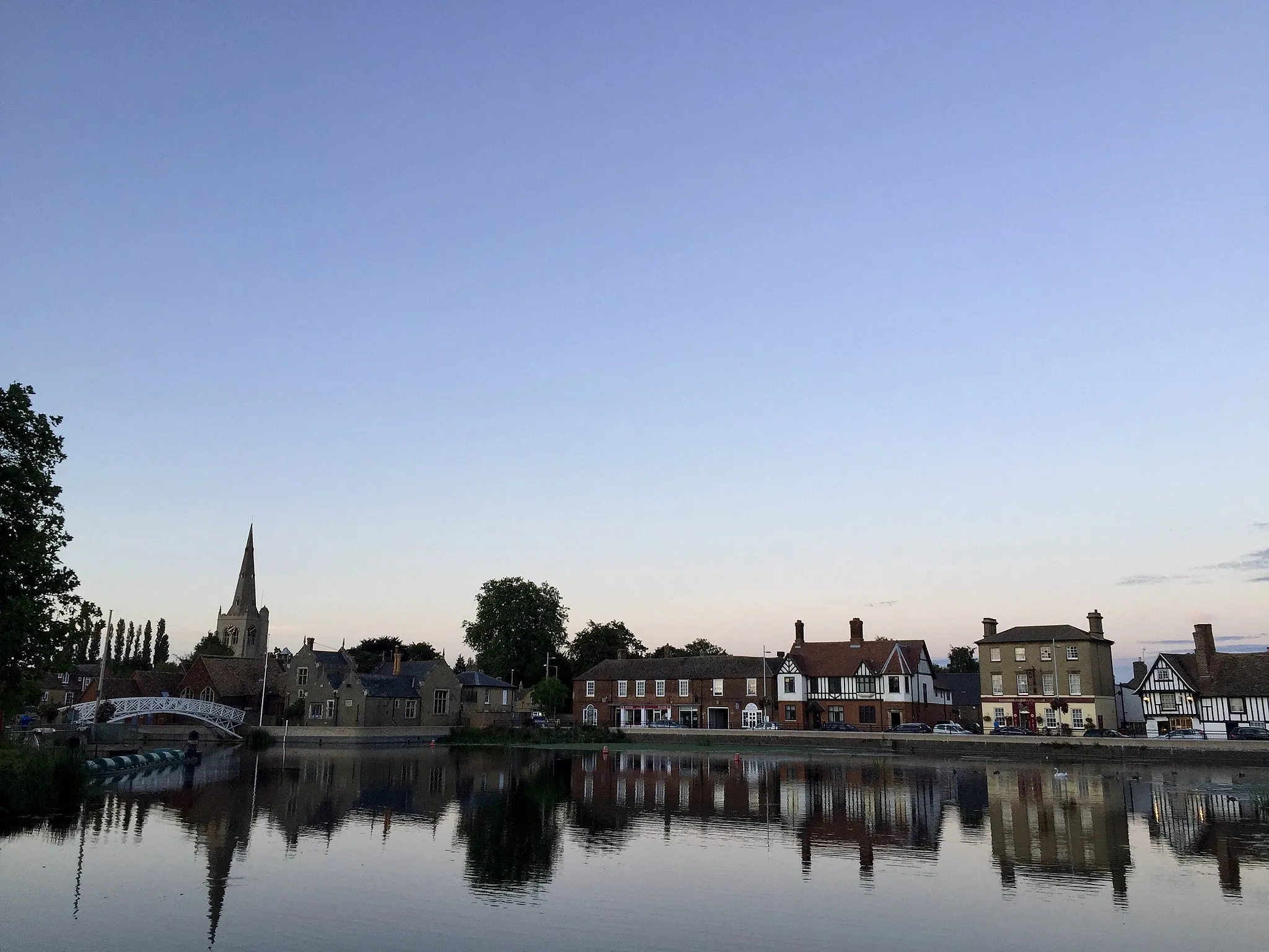 Photo showing: Godmanchester's Causeway, which overlooks the River Great Ouse