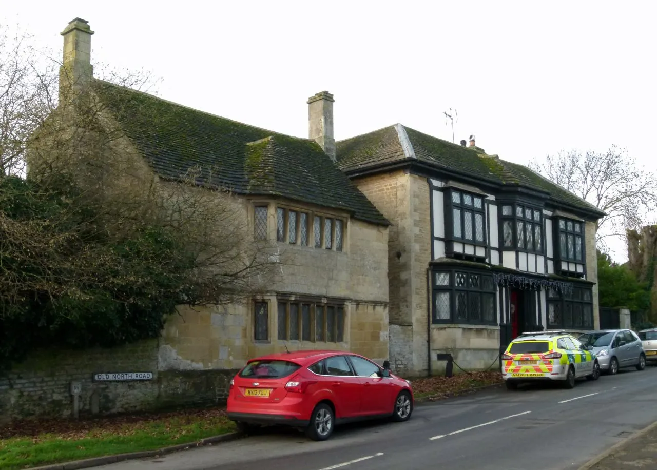 Photo showing: Houses on Old North Road