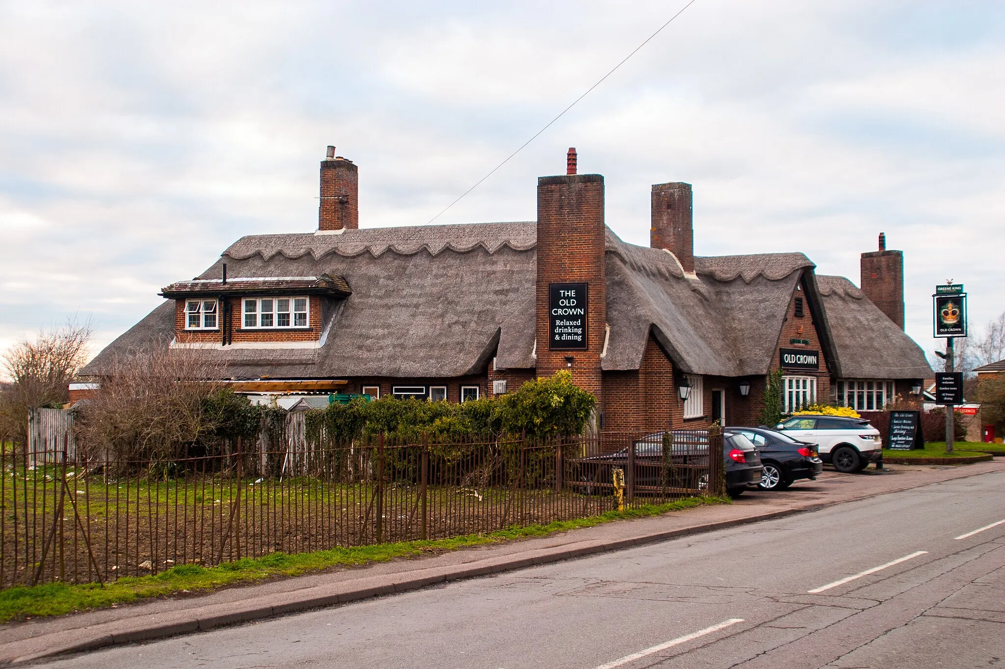 Photo showing: A photo of The Old Crown, one of the two current pubs in Girton, on the corner of High Street and Dodford Lane