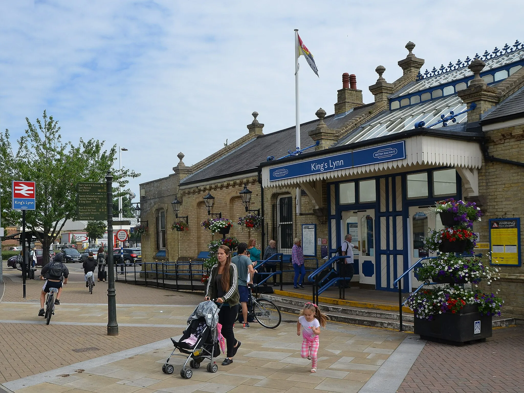 Photo showing: King's Lynn railway station in July 2017.