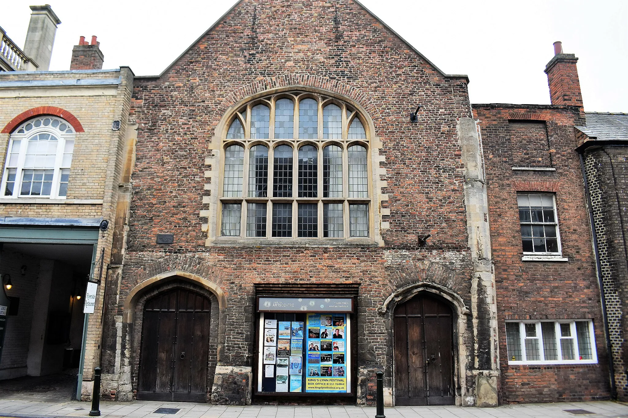 Photo showing: St George's Guildhall, King Street, King's Lynn.
The Guildhall was built on a newly reclaimed quay on the banks of the River Ouse that was gifted to the Guild of St George in 1406.