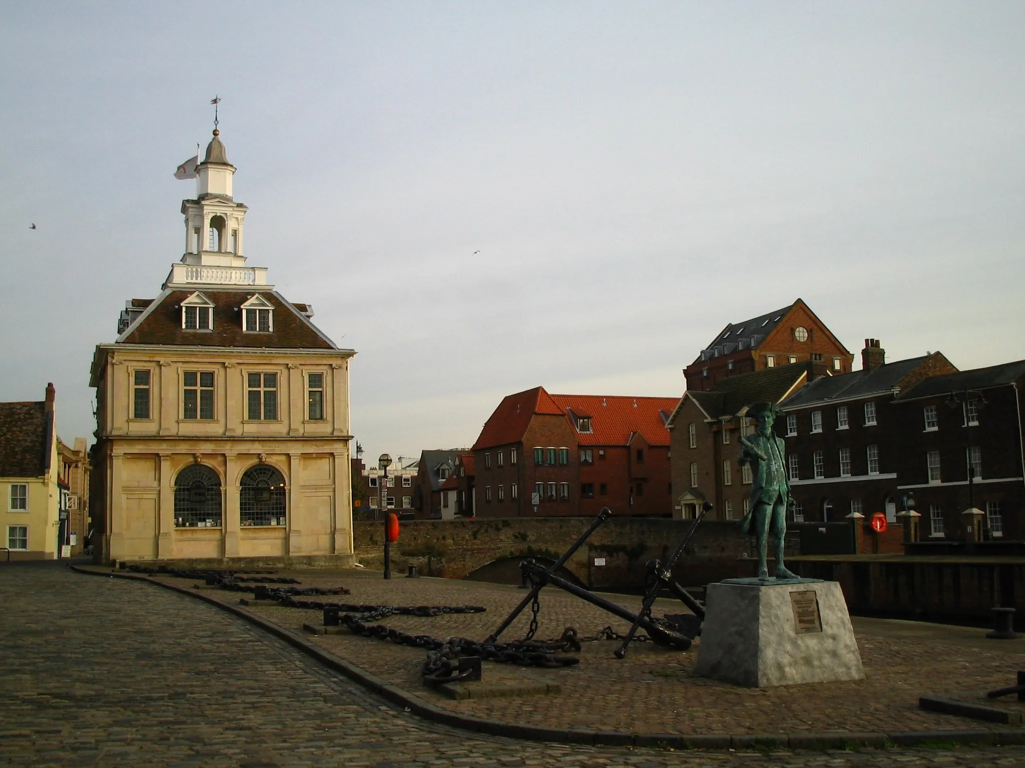 Photo showing: A photograph of the Customs House in en:King's Lynn. In the foreground is a statue of Captain en:George Vancouver, an explorer from the town who founded the city of en:Vancouver in en:Canada.
The photograph was taken by myself (Ben Dickson) on November 14th 2005 with a Canon iXus i Digital Camera.