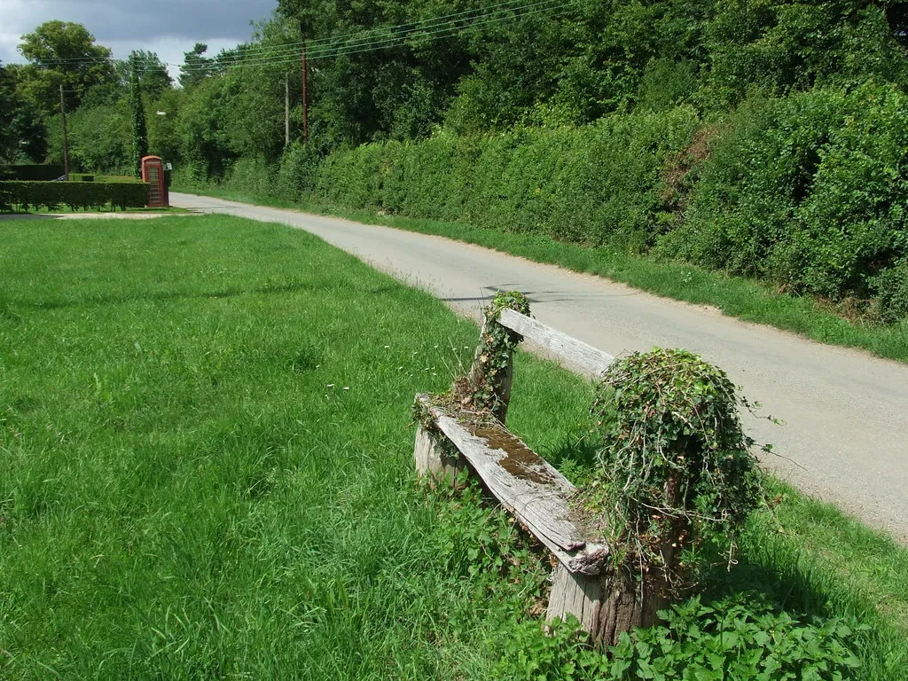 Photo showing: Old Bench