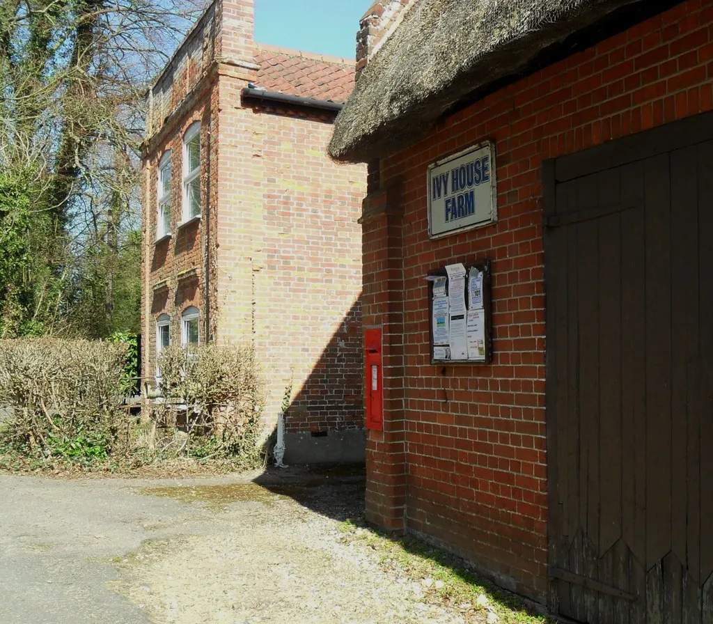 Photo showing: Postbox, Willow Lane, Broom Street