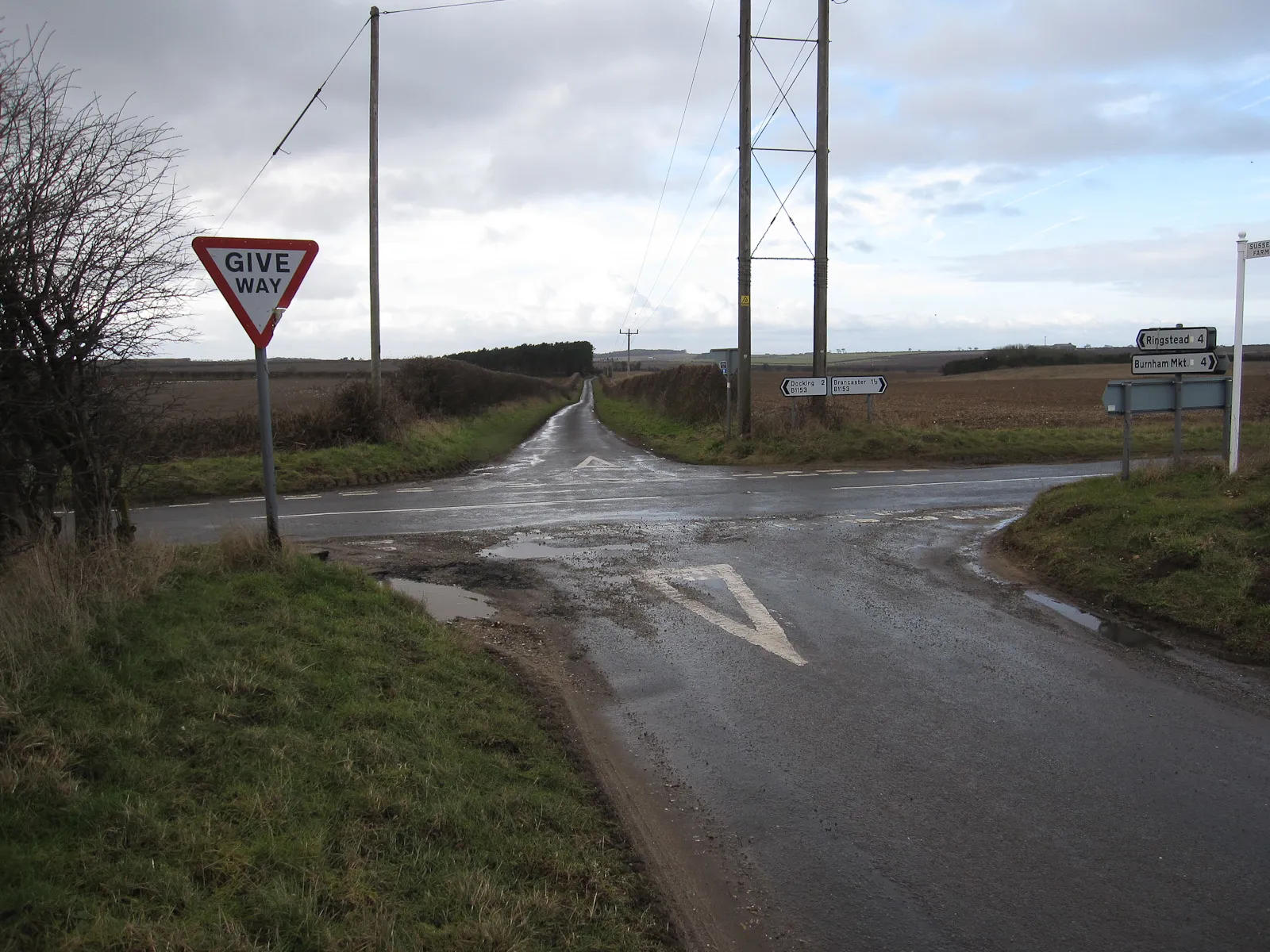 Photo showing: Brancaster Road junction With the minor road from Ringstead to Burnham Market.