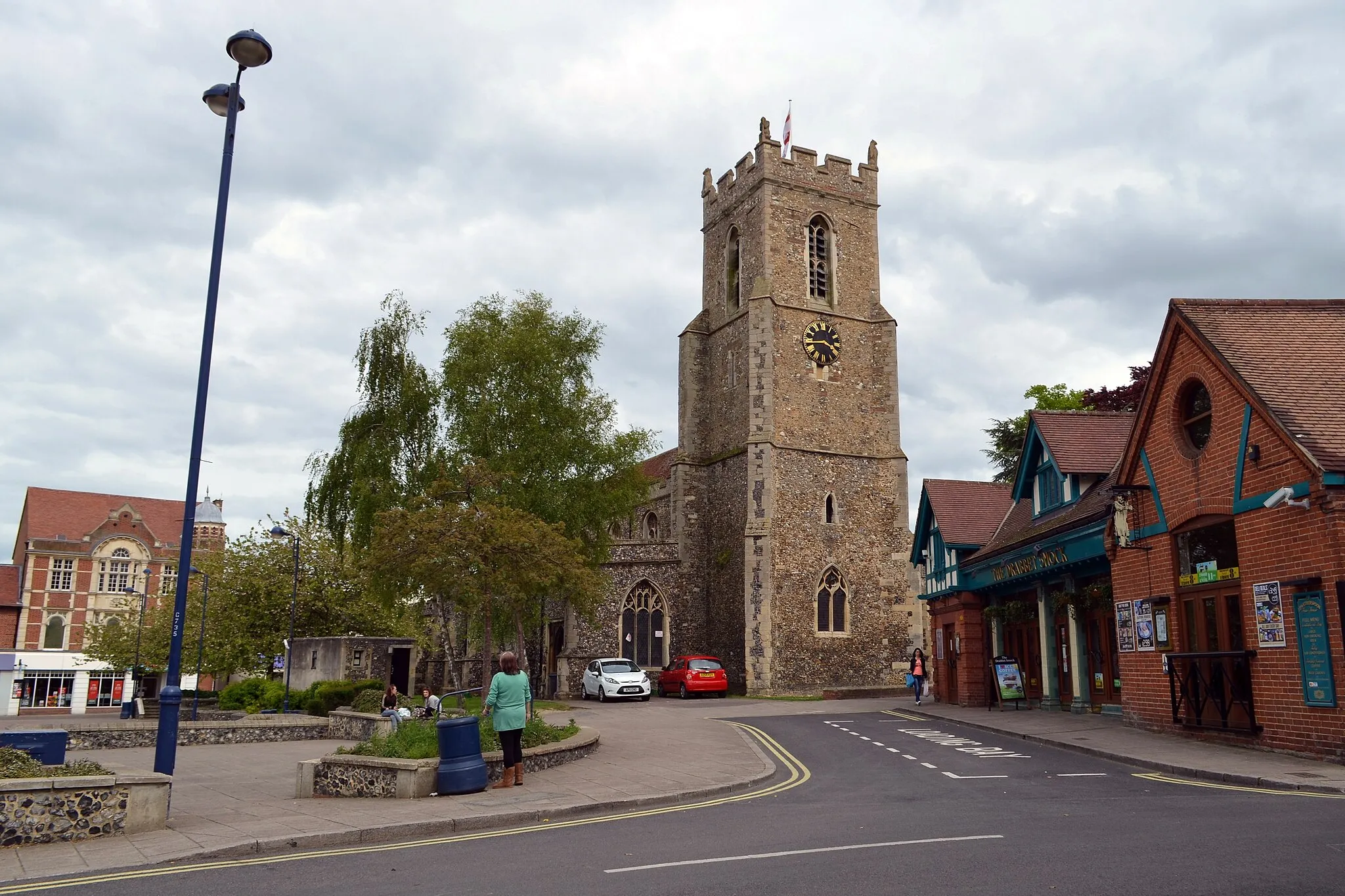 Photo showing: Part of Peas Market Hill, Haverhill, Suffolk, seen from the west, showing the parish church of St Mary the Virgin