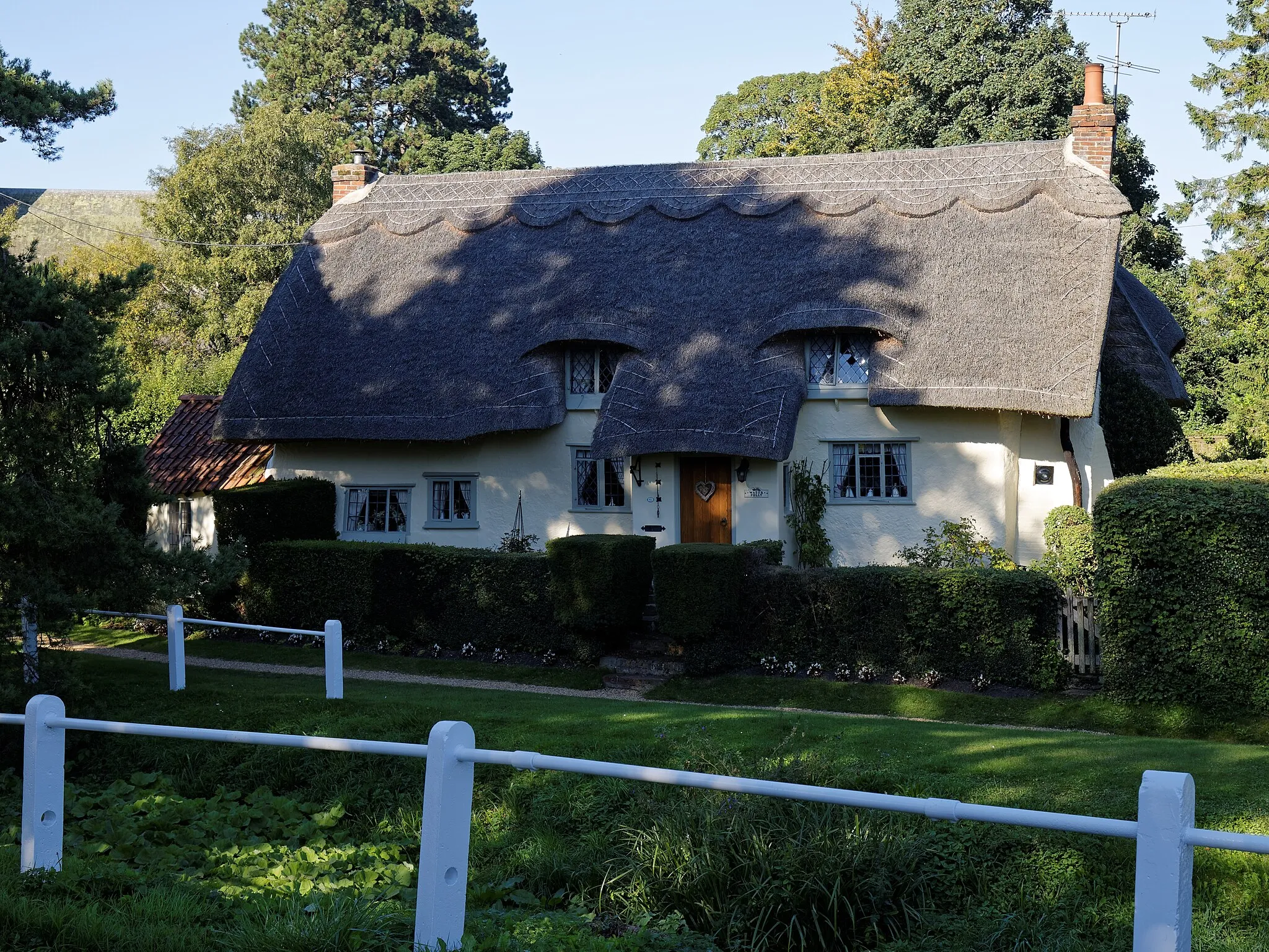 Photo showing: Thatched white cottage on Hampit Road and overlooking Wicken Water, an embanked stream, at Arkesden, Essex, England. Software: RAW file lens-corrected, optimized and converted to JPEG with DxO OpticsPro 10 Elite, and likely further optimized and/or cropped and/or spun with Adobe Photoshop CS2.