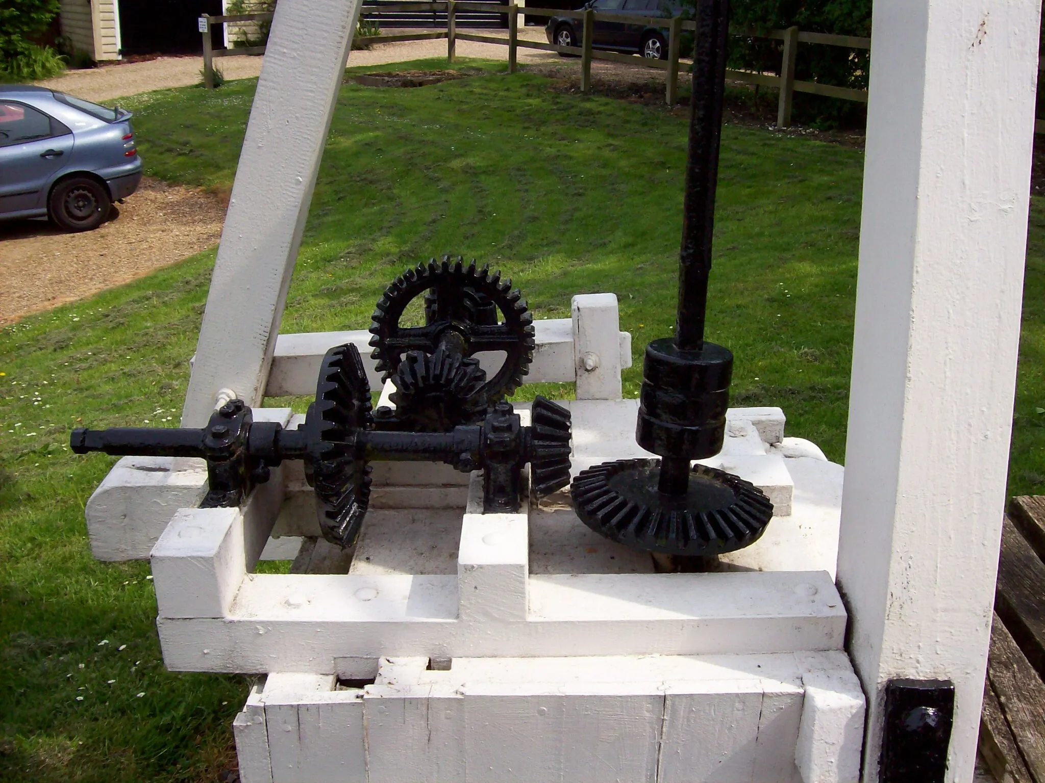 Photo showing: The drive from the fantail to the wheels on the rear steps, Great Chishill mill